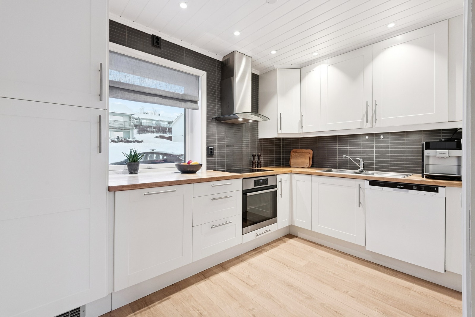 Lyst og innbydende køkken med mye skap- og benkeplass. Galleribilde