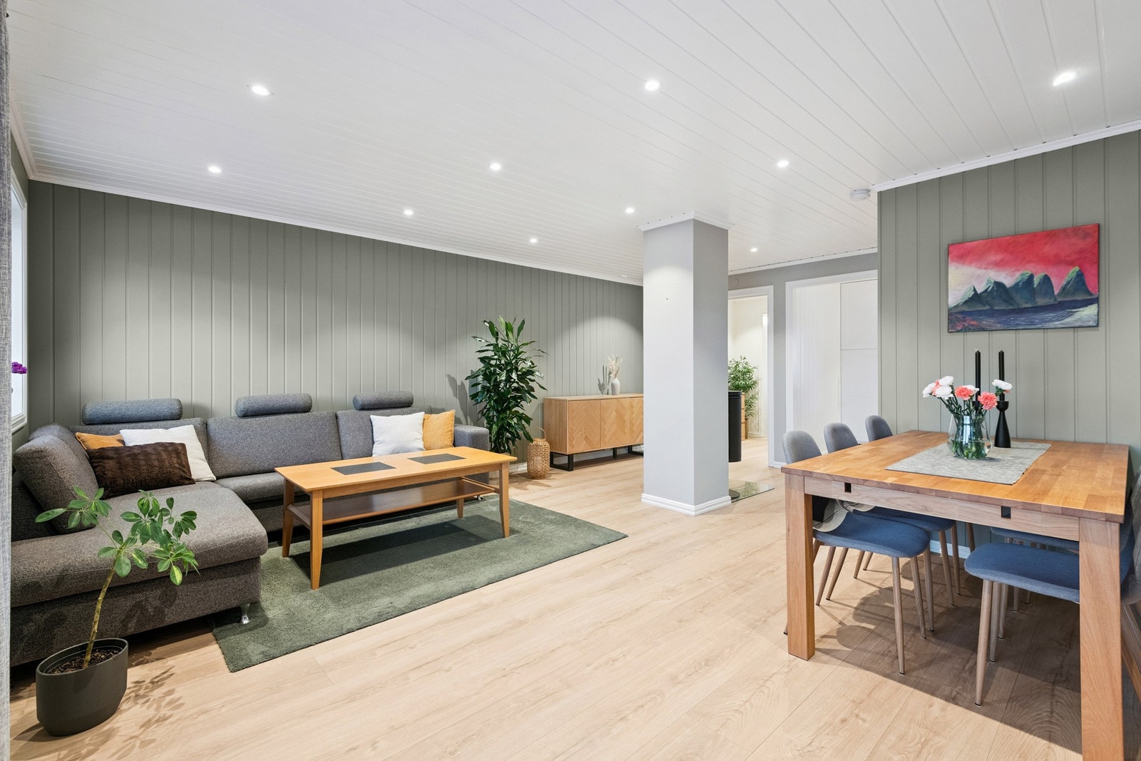 Stuen har laminatgulv og spotter i tak. Galleribilde