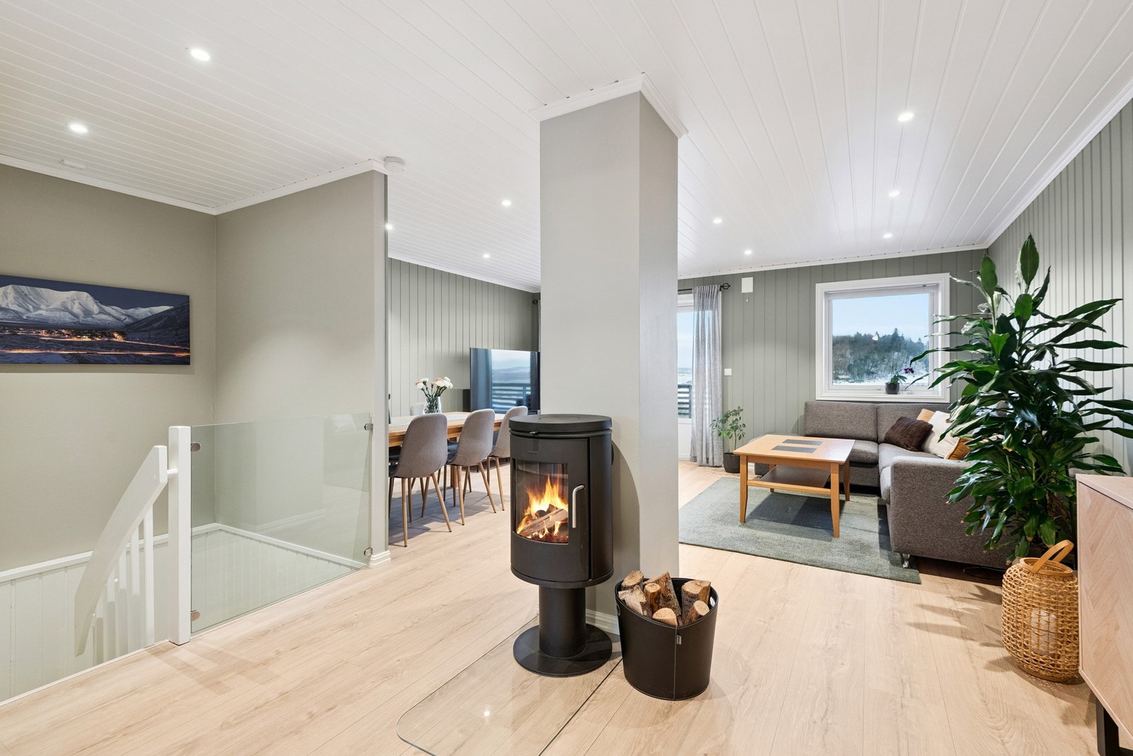 Romslig og innbydende stue med vedfyring. Galleribilde