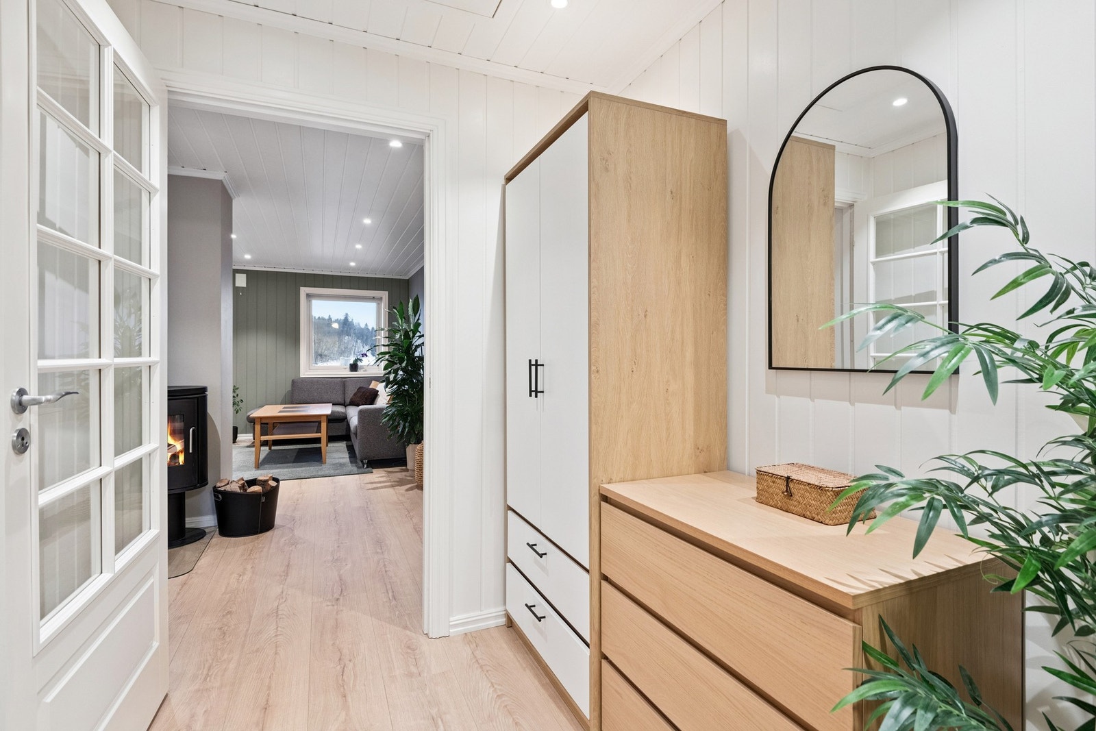 Gang med plass til oppbevarings møbel. Galleribilde