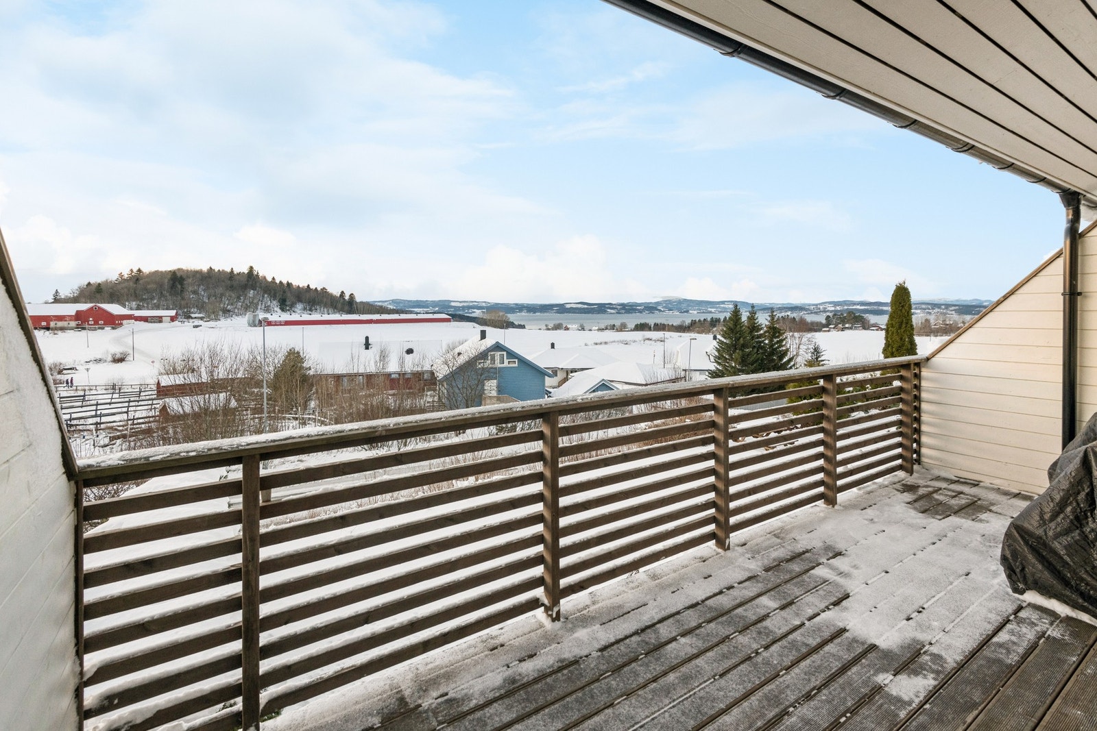 Romslig veranda som er delvis takoverbygget. Galleribilde