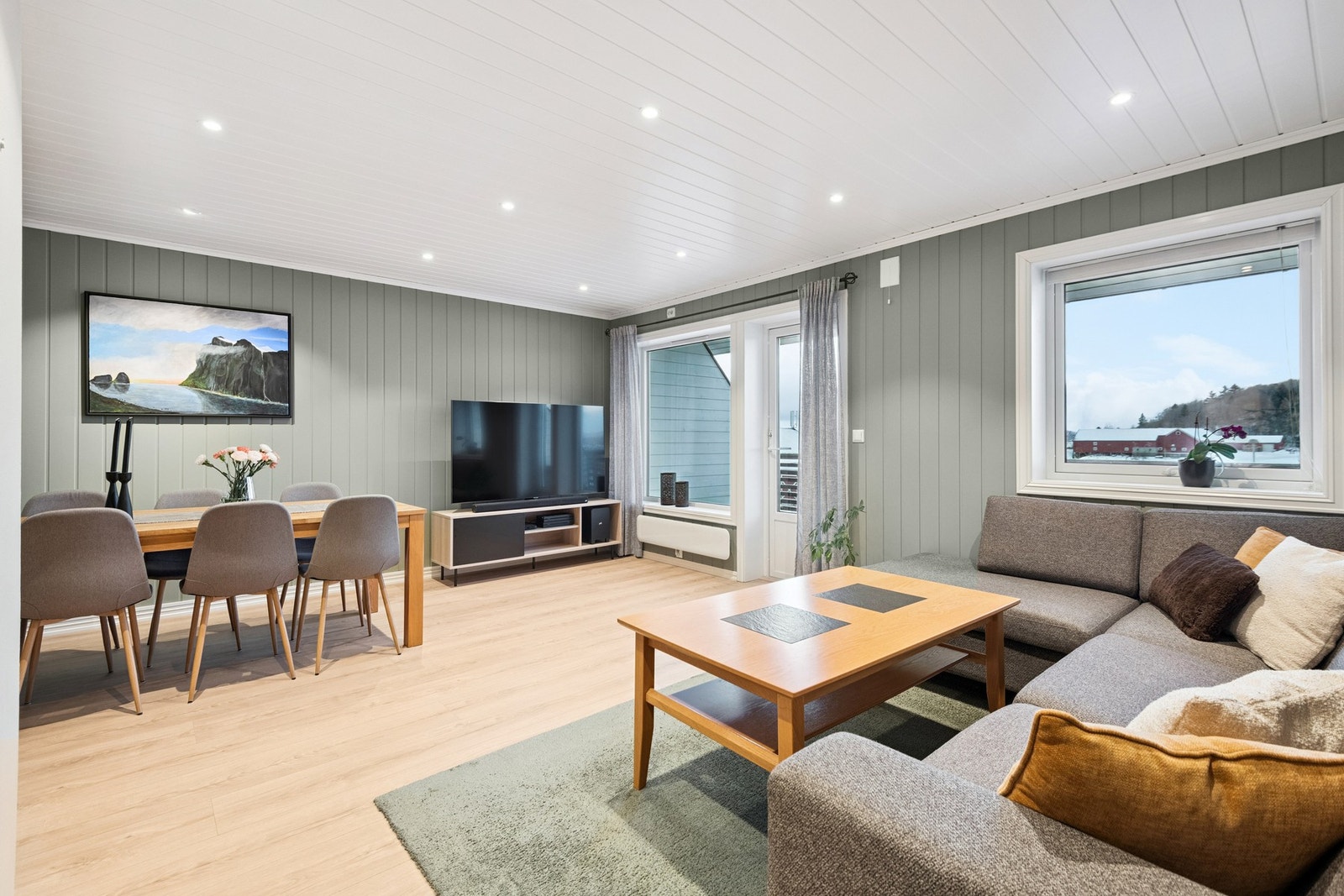 Stuen oppleves lys og har store vindusflater som slipper inn godt med naturlig lysinnslipp. Galleribilde