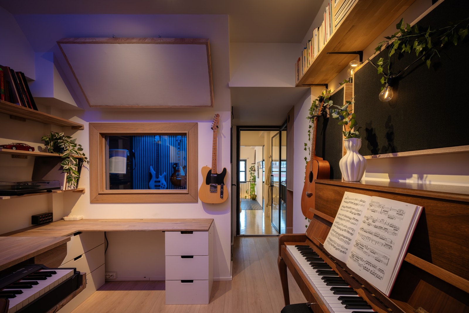 Studioet fremstår som et inspirerende arbeidsrom med god romfølelse og fleksible bruksområder. Galleribilde