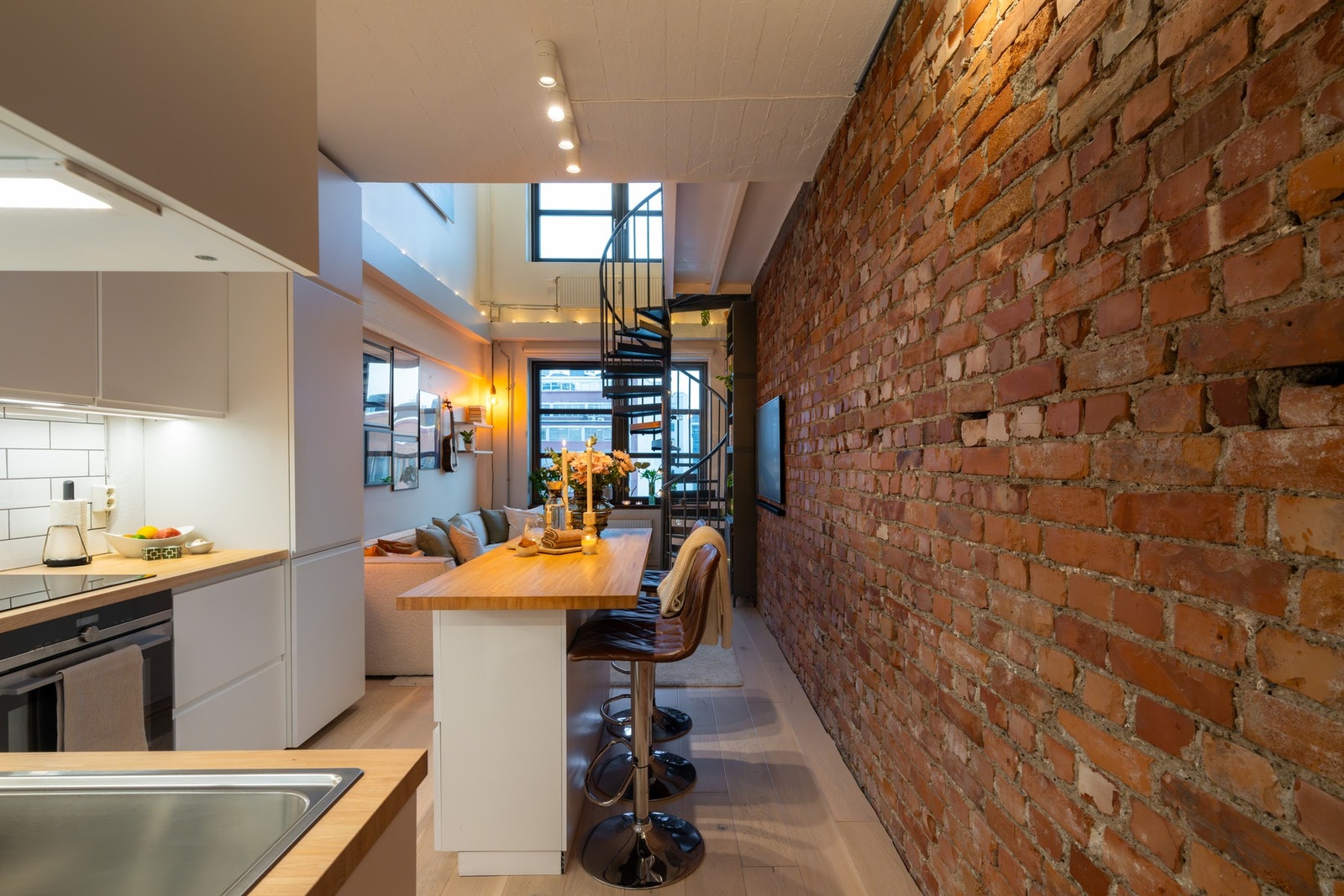 Barløsningen gjør det enkelt å holde gjester med selskap samtidig som matlagingen pågår. Galleribilde