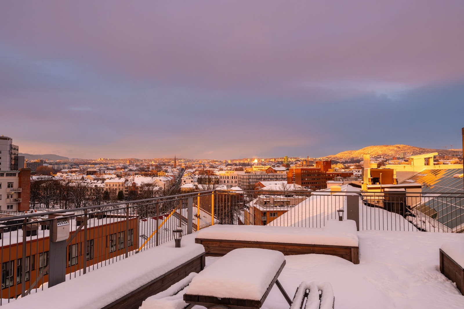 I borettslaget er det felles takterrasse. Terrassen ble pusset opp i 2022, med design av Snøhetta. Galleribilde