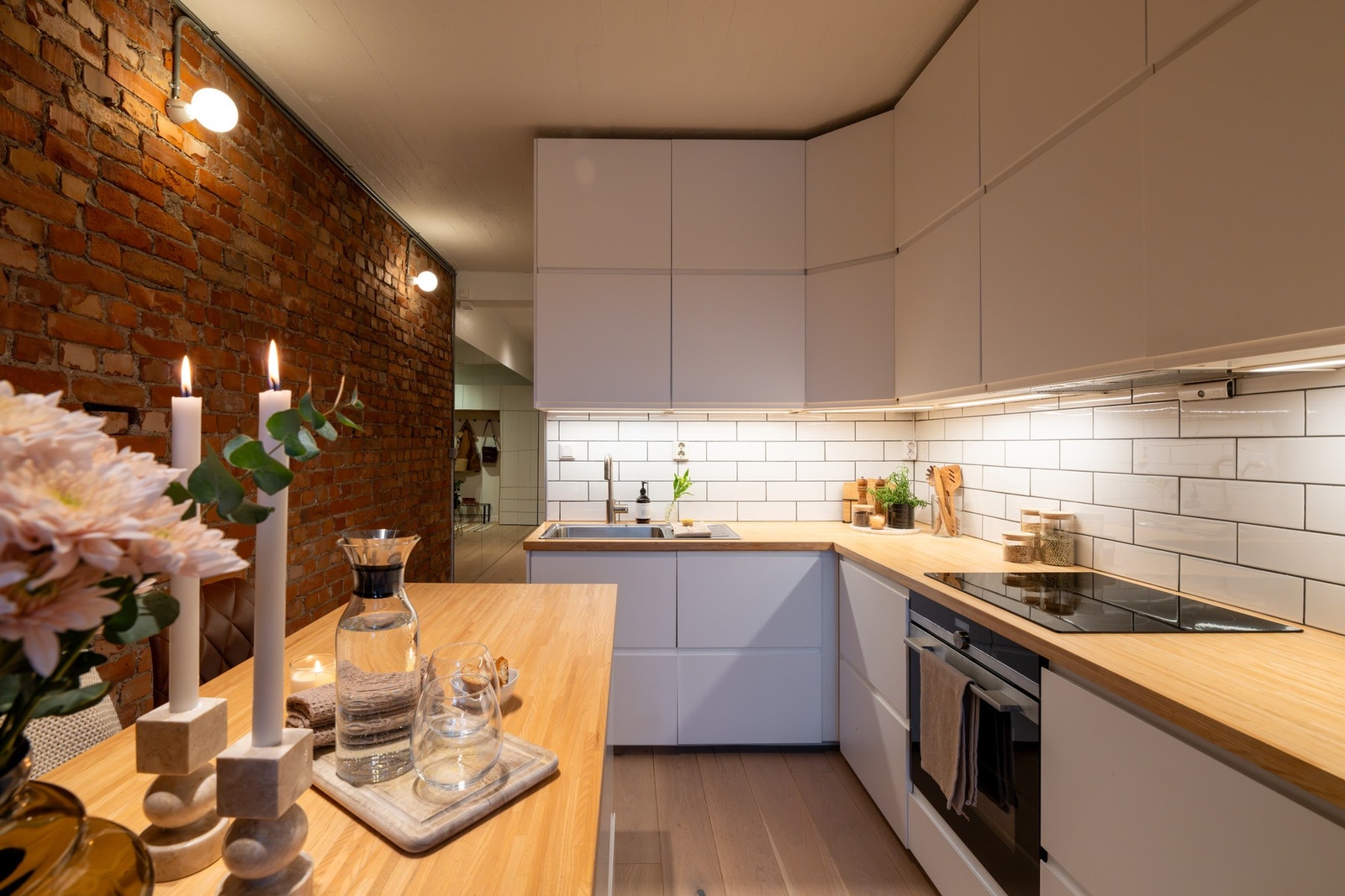 Pent og tidløst kjøkken med mye skap- og benkeplass. Kjøkkenet er fra IKEA og var nytt i 2019. Galleribilde