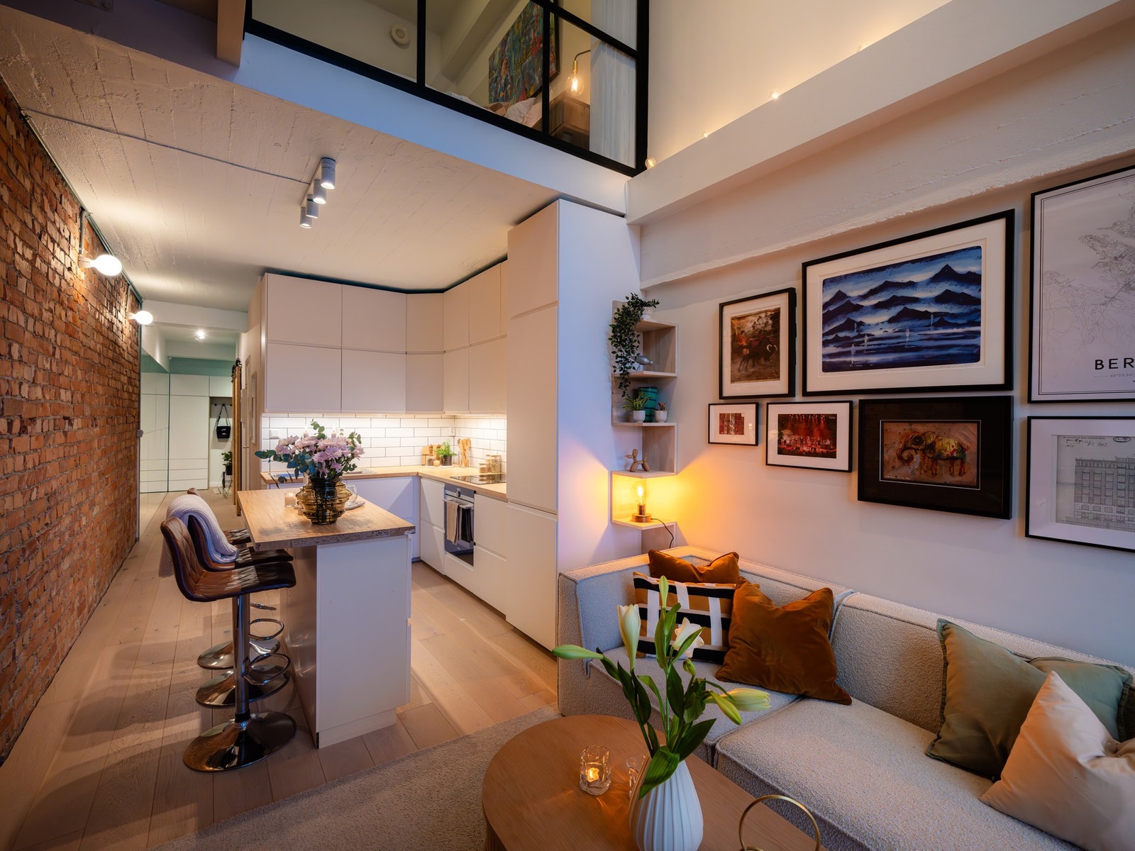 Rommet er holdt i lyse farger, og den stilige teglsteinsveggen gir et moderne preg. Galleribilde