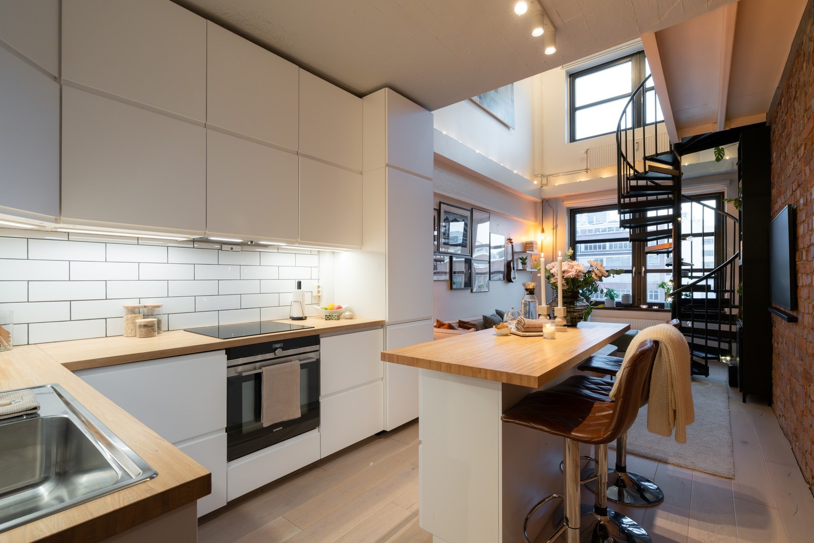 Kjøkkeninnredningen har fabrikklakkerte fronter og laminat benkeplate med underlimt oppvaskkum og nedfelt induksjon koketopp. Galleribilde