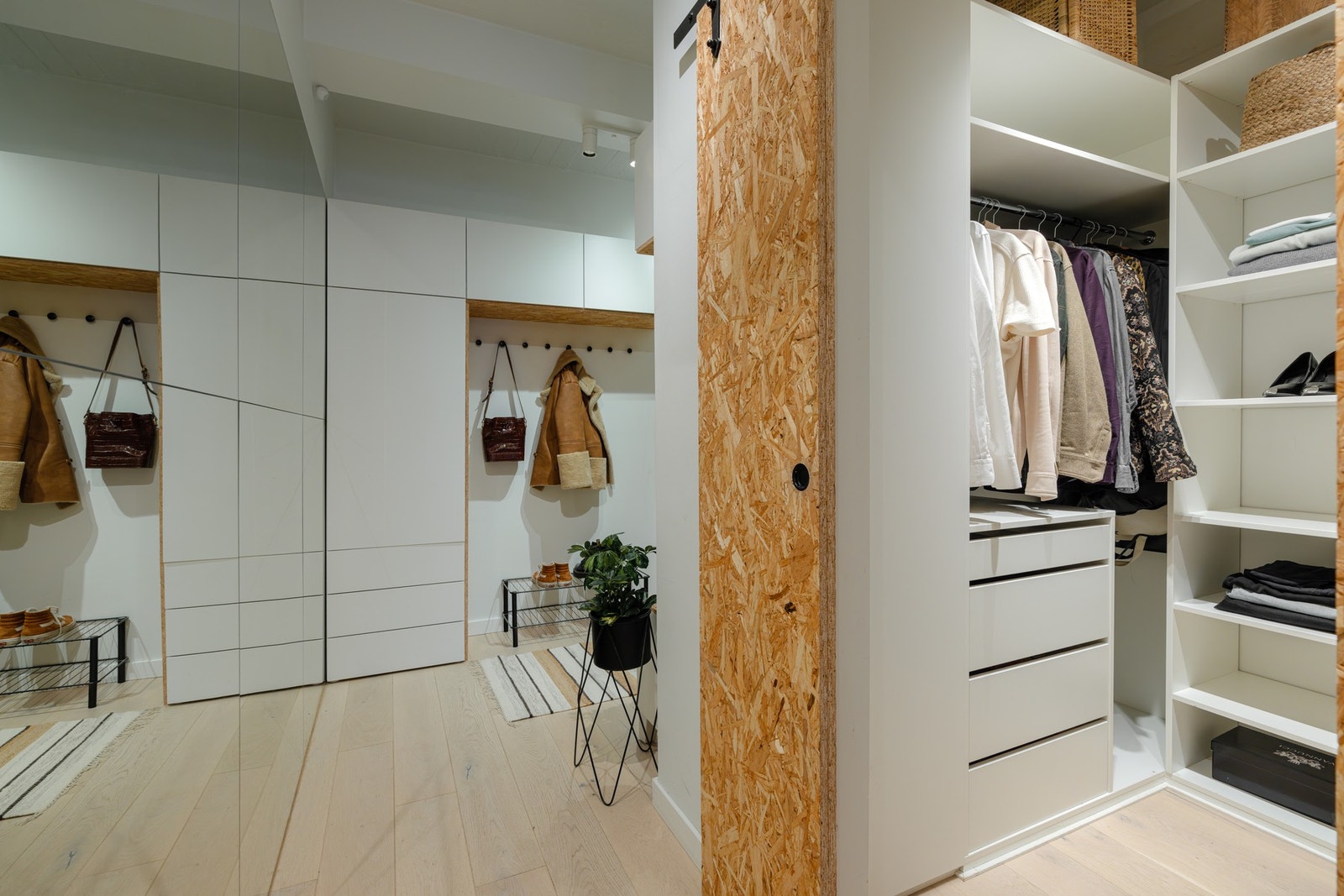 I tilknytning til entreen ligger det et meget praktisk garderoberom. Galleribilde