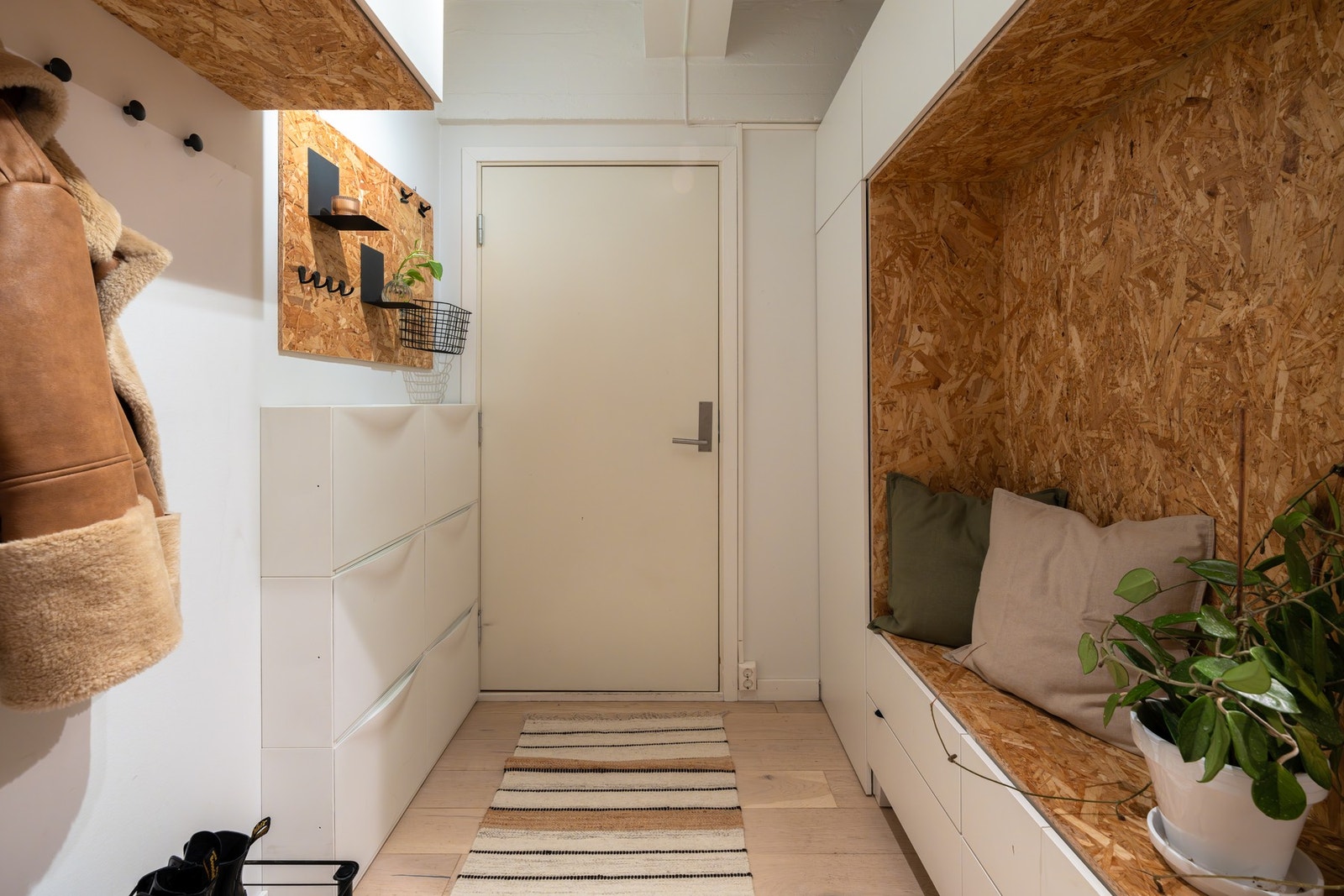 Via heis tar du deg enkelt opp til leiligheten som har inngangsparti i byggets 6.etasje. Galleribilde