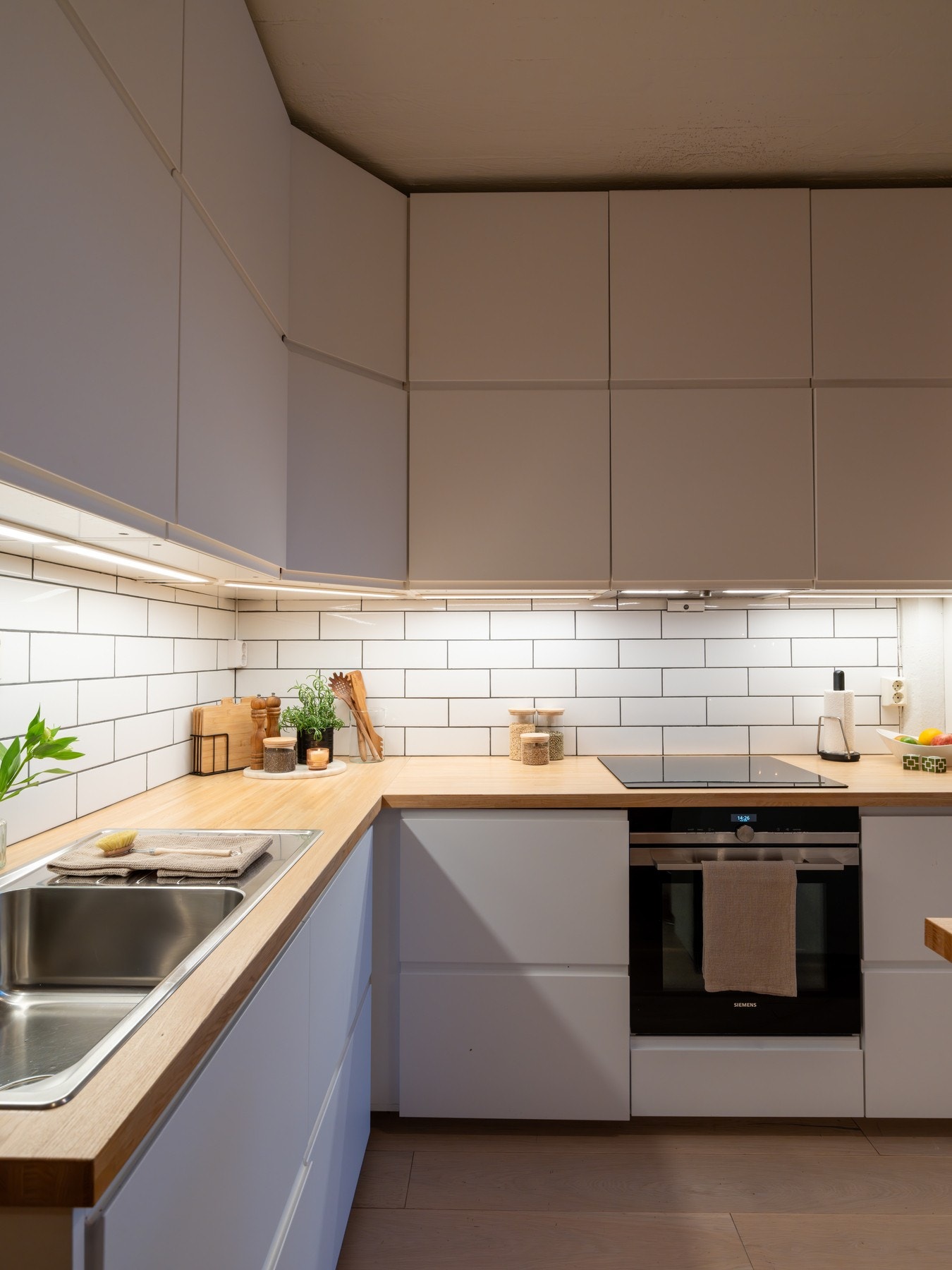 Kjøkkenet er utstyrt med integrert ovn, kjøl-/fryseskap og oppvaskmaskin - de medfølger naturligvis ved salg. Galleribilde