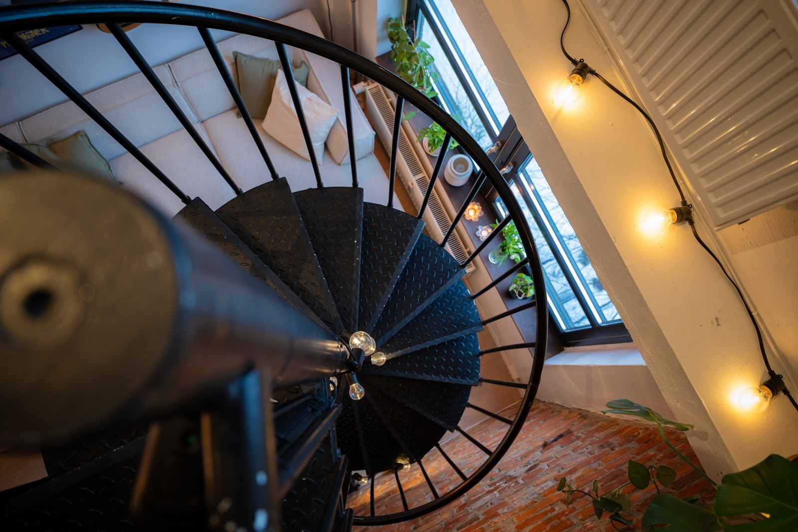 Via den stilige ståltrappen tar vi turen opp i 2.etasje: Galleribilde