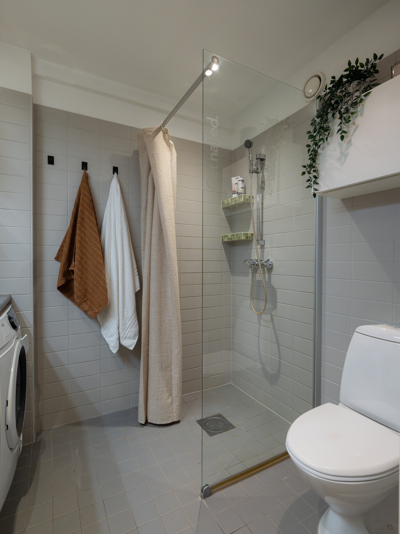 Badet er utstyrt med to skuffer, servant, speil med belysning over og et vegghengt skap. Galleribilde