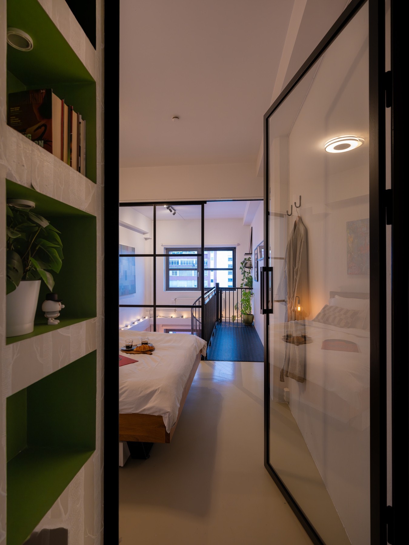 Smart innebygget hylleløsning med plass til bøker og annet ønskelig. Galleribilde