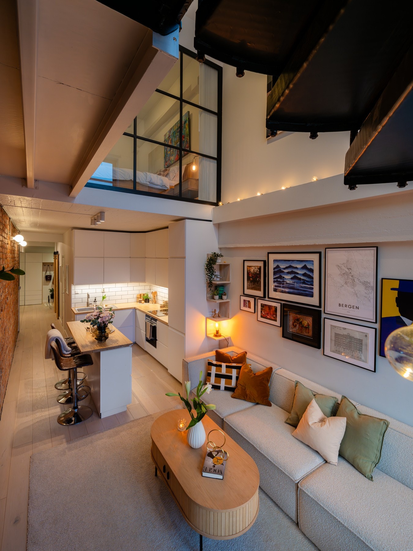 I stuen er det gode innredningsmuligheter hvor det er fin plass til sofagruppe med tilhørende møblement. Galleribilde