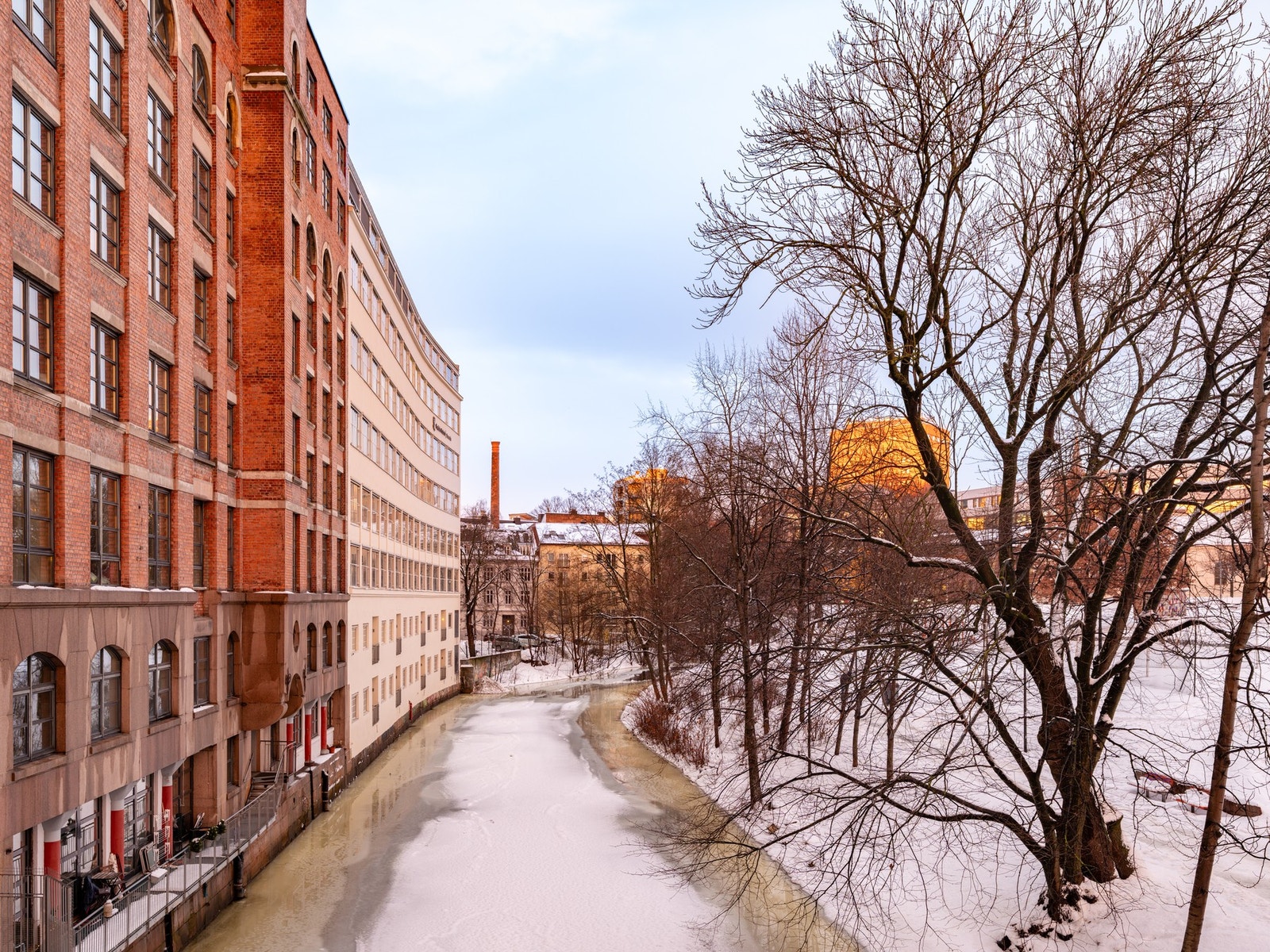 Idylliske Akerselva ligger rett inntil borettslaget, hvor man kan følge elven oppover til Frysja med store flotte grøntområder. Galleribilde