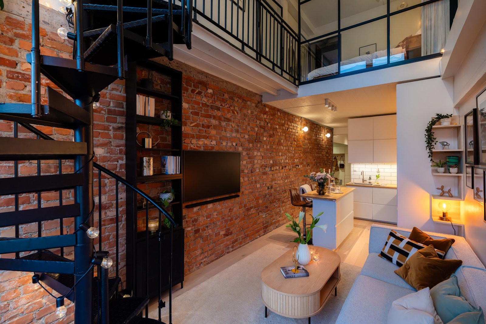 Leiligheten er over to plan og har en generøs takhøyde og store vindusflater. Galleribilde