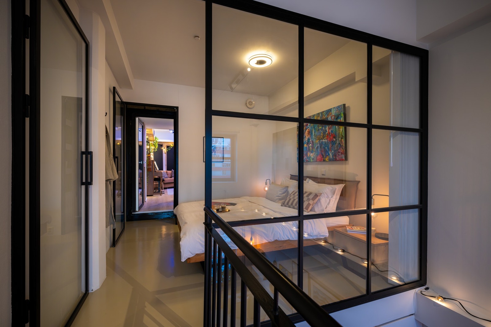 Her er det lyse veggflater og malt betonggulv. Galleribilde