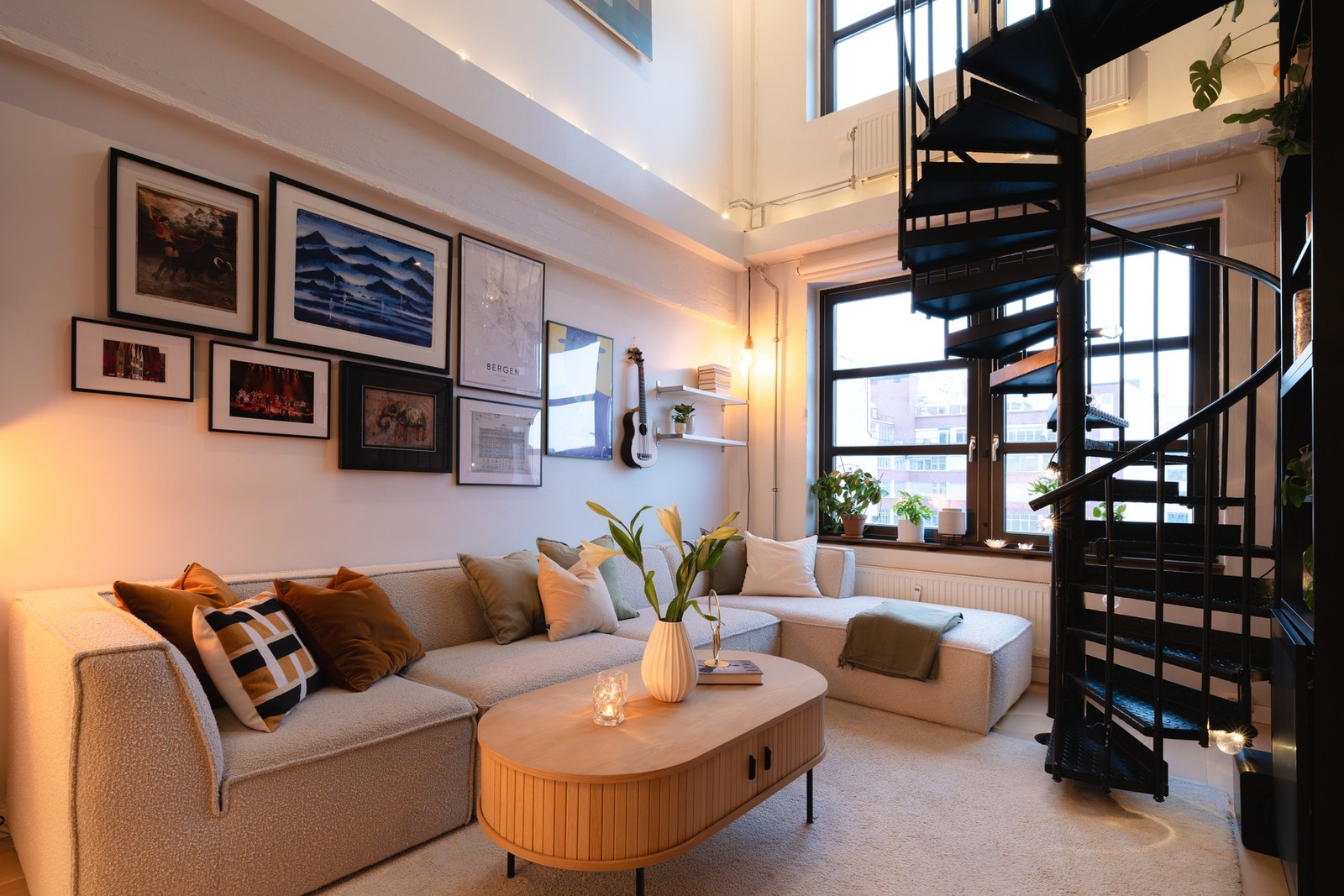 Dette er en unik og rålekker leilighet som virkelig skiller seg ut i mengden med en New York-inspirert atmosfære! Stuen og kjøkkenet er utformet i en åpen løsning som skaper et hyggelig og sosialt allrom. Galleribilde