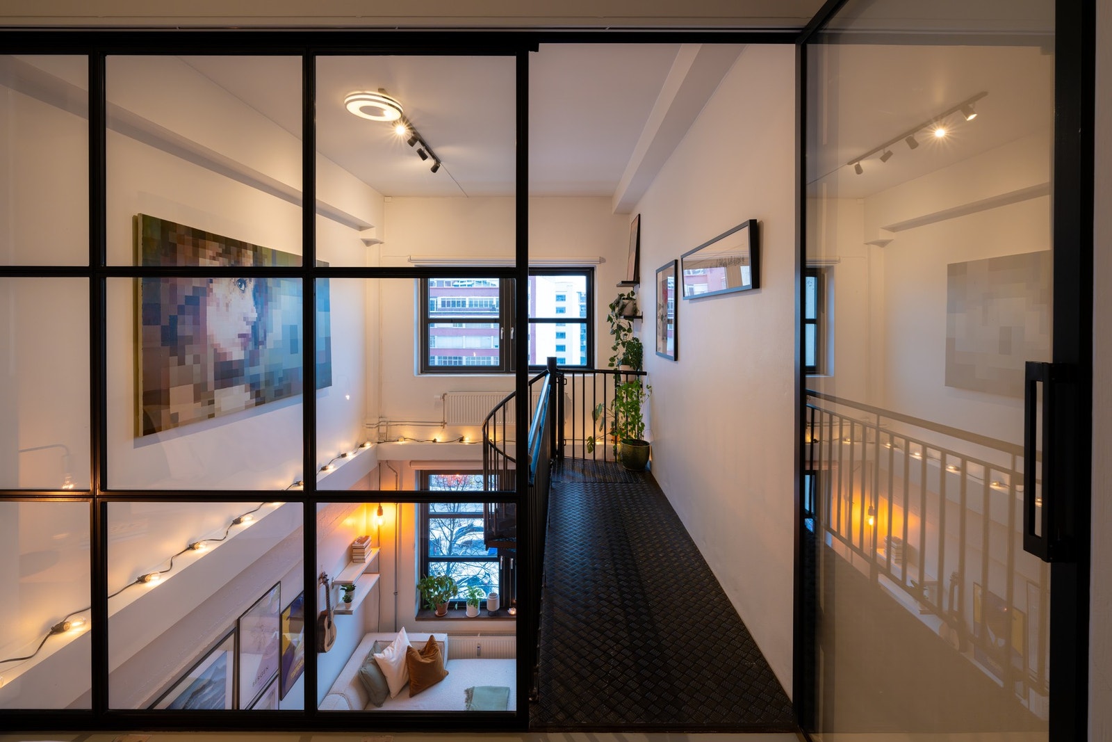 De stilige glassfrontene og smijernsdøren gir godt med lysinnslipp. Galleribilde