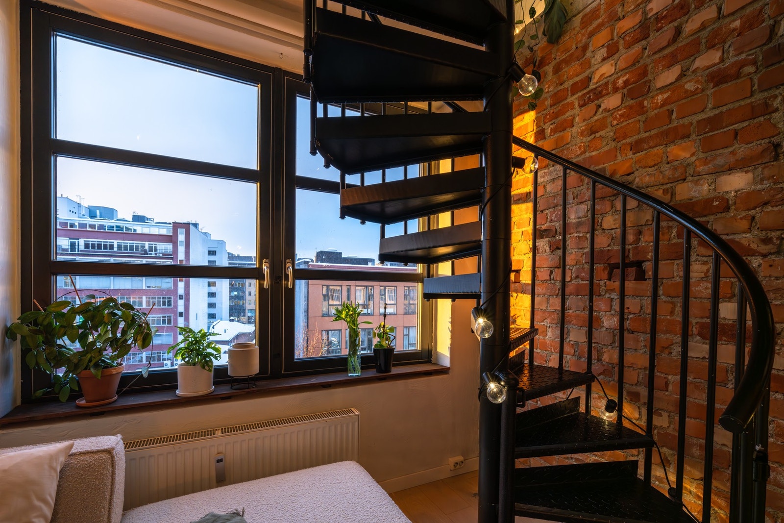 Store vindusflater sørger for rikelig med naturlig lys. Galleribilde