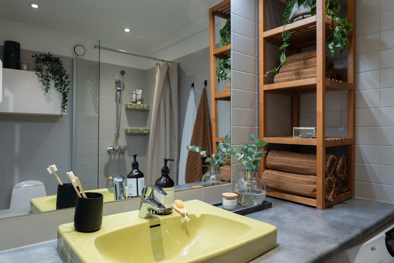 Det er godt med benkeplass og smart nisje for vaskemaskin under benkeplaten. Galleribilde