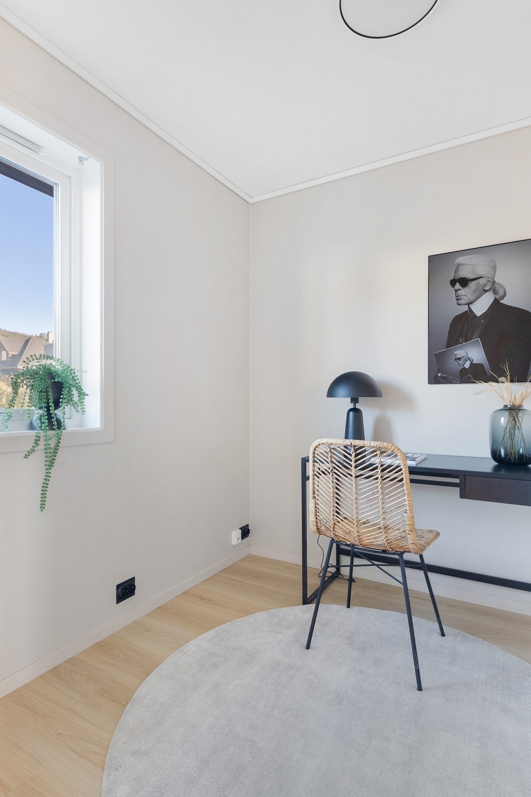 Vindusplassering gir naturlig lysinnslipp til rommet med parkettgulv. Galleribilde