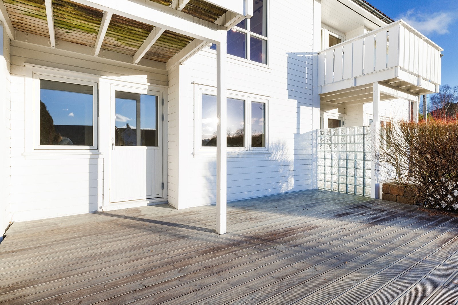 Glassvegg gir beskyttelse mot vær og vind. Galleribilde