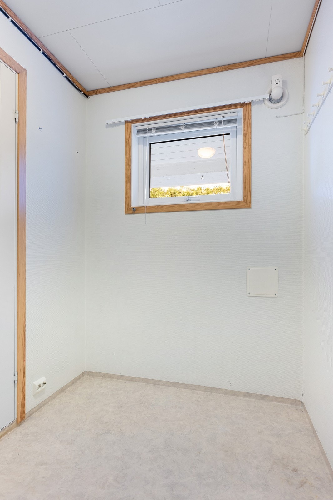 Naturlig ventilasjon via spalteventil i vinduet sikrer godt innemiljø på vaskerommet. Galleribilde