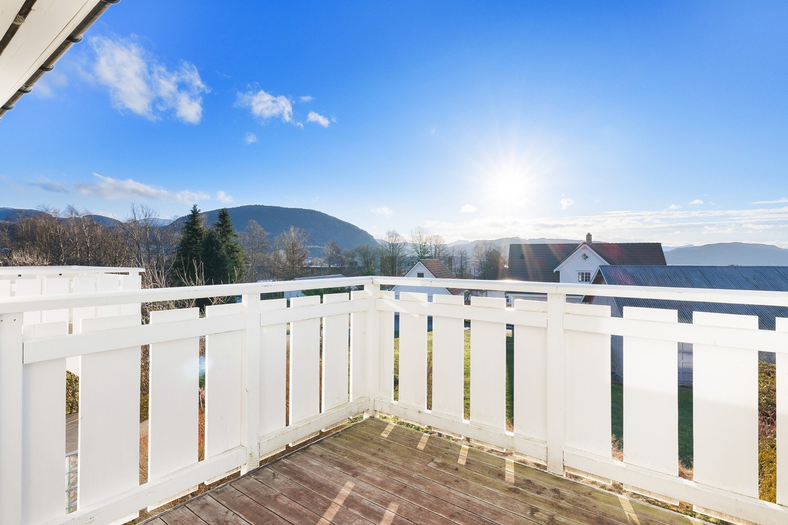 Solforholdene på balkongen gir mulighet for avslappende stunder med utsikt mot fjellene. Galleribilde