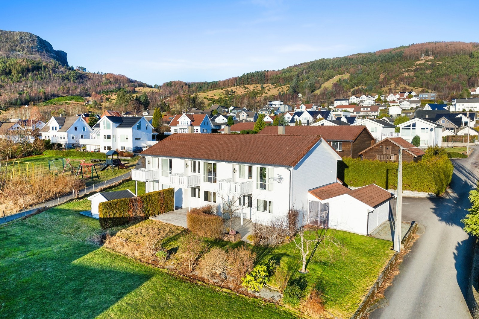 Trivelig og innholdsrikt rekkehus med terrasse på bakkeplan, balkong fra stuen i 2. etasje og egen garasje. Galleribilde