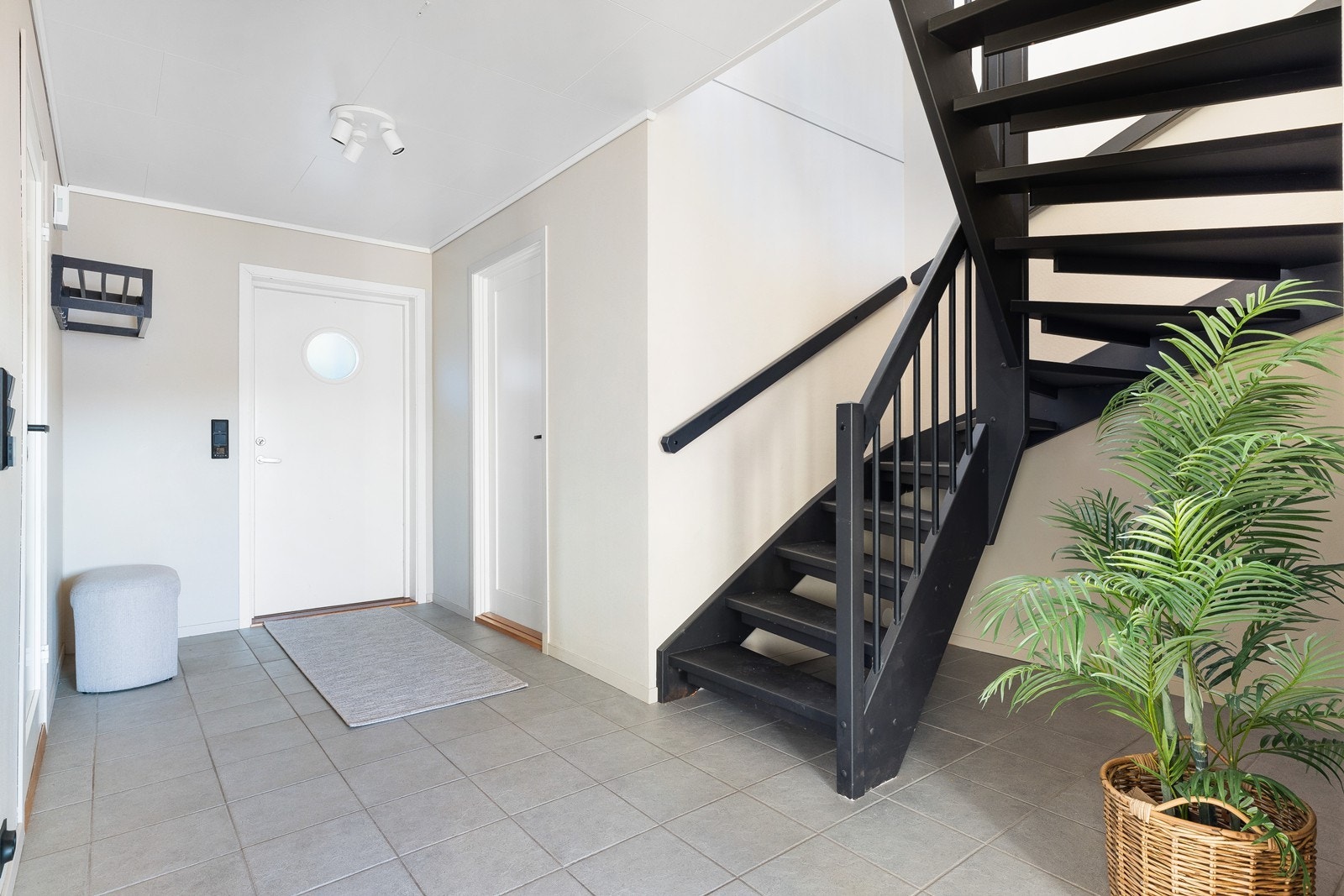 Lys og åpen entré med praktisk flislagt gulv. God plass til yttertøy og sko. Galleribilde