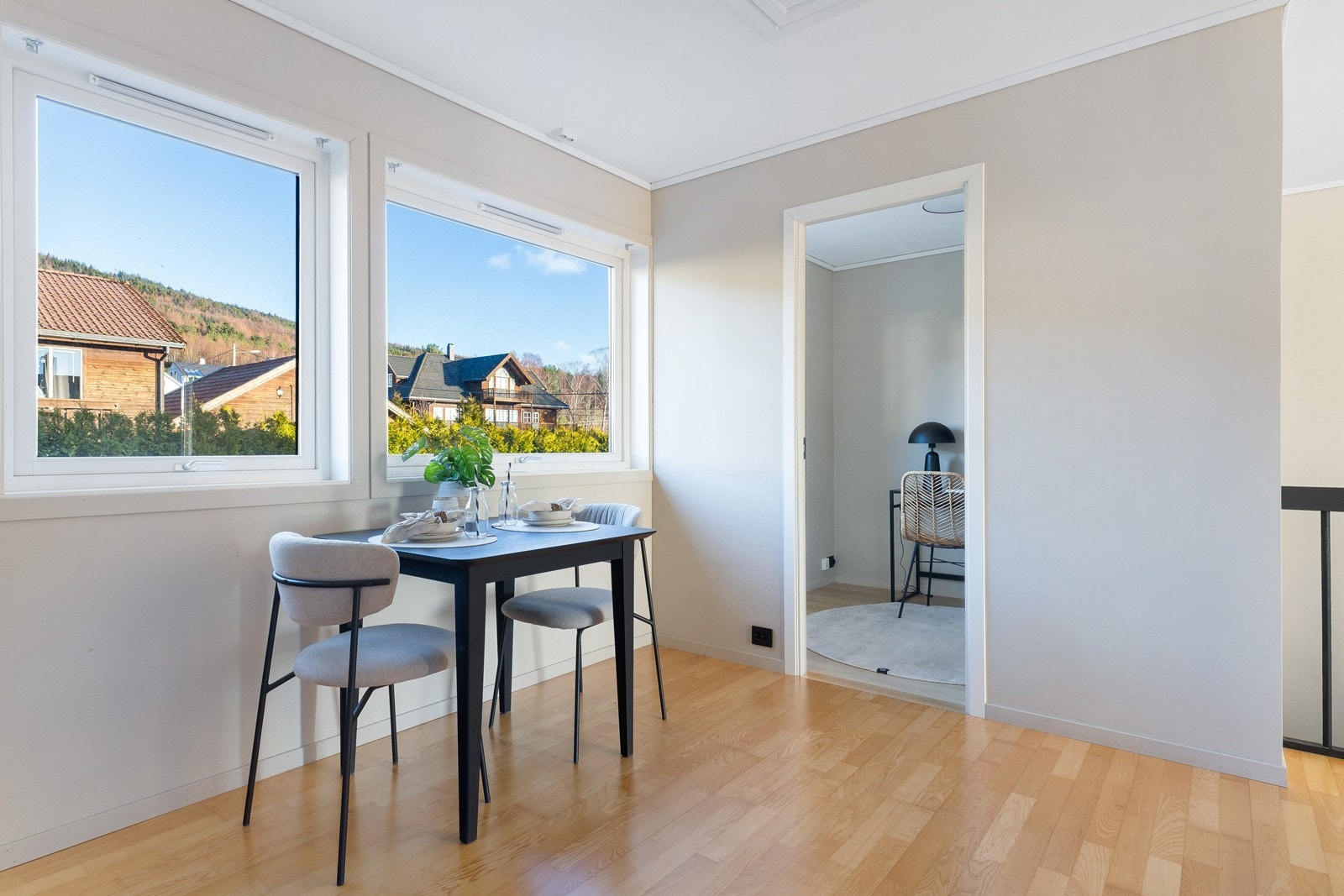 Spiseområdet ved vinduet gir utsyn mot hageområde og naturlig lys. Nåværende eier har fått satt opp vegg for å lage et ekstra rom inn fra kjøkkenet. Galleribilde