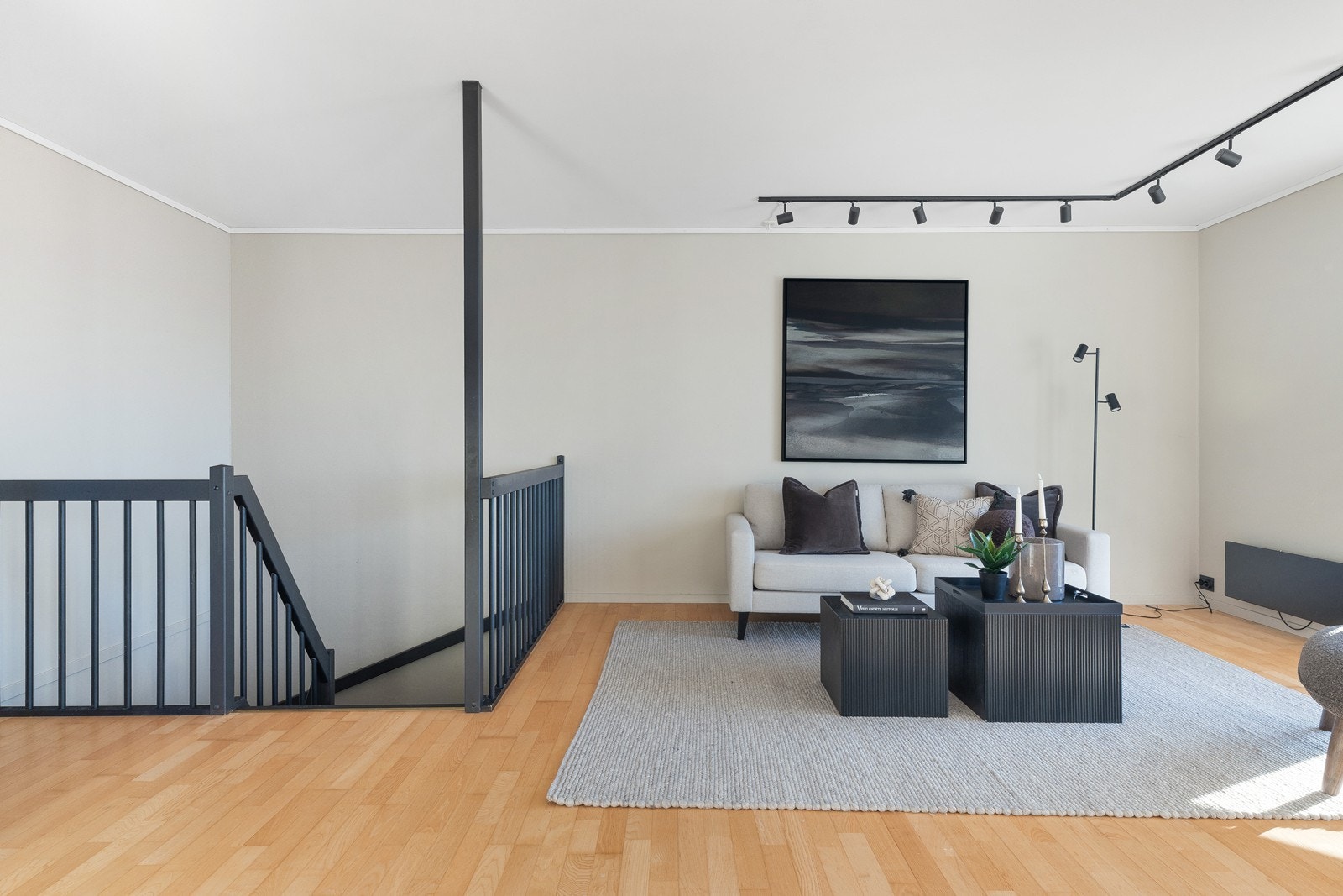 Parkettgulv og malt strie på veggene gir stuen en solid innvendig overflate. Galleribilde