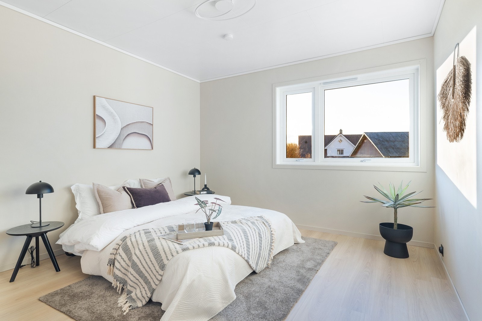 Hovedsoverommet er lyst og innbydende og har god plass til stor seng og ulike skap og hylleløsninger. Galleribilde