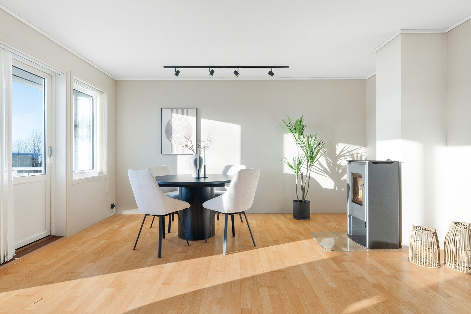 Utgang til balkong gir enkel tilgang til uteområdet fra stuen. Galleribilde