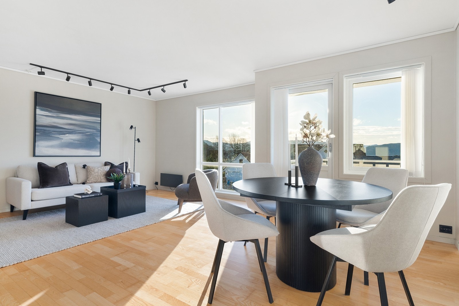 Naturlig plass til spisebord hvor en kan samles rundt gode måltider. Galleribilde