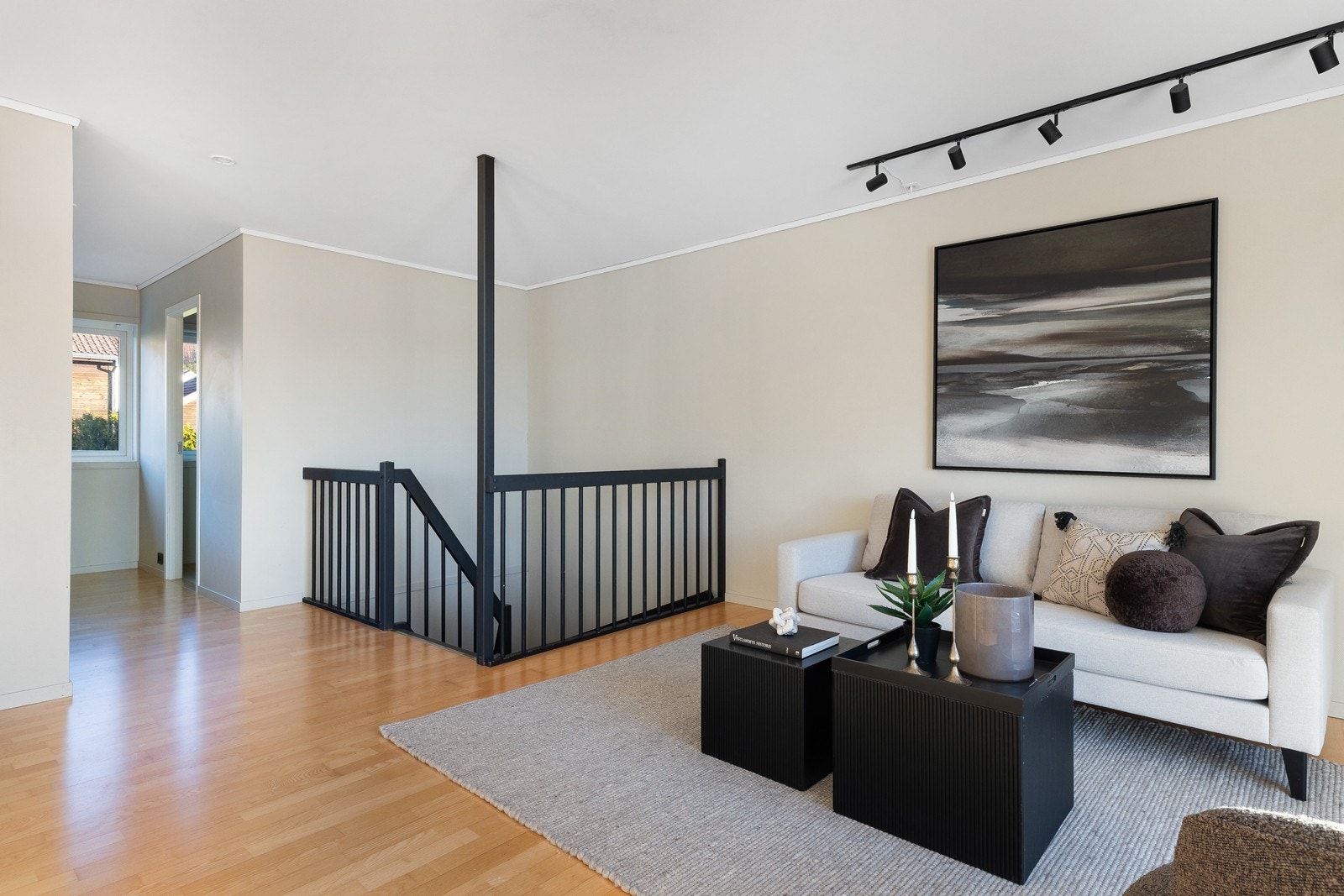 Den flotte mørke trappen binder etasjene pent sammen. Galleribilde