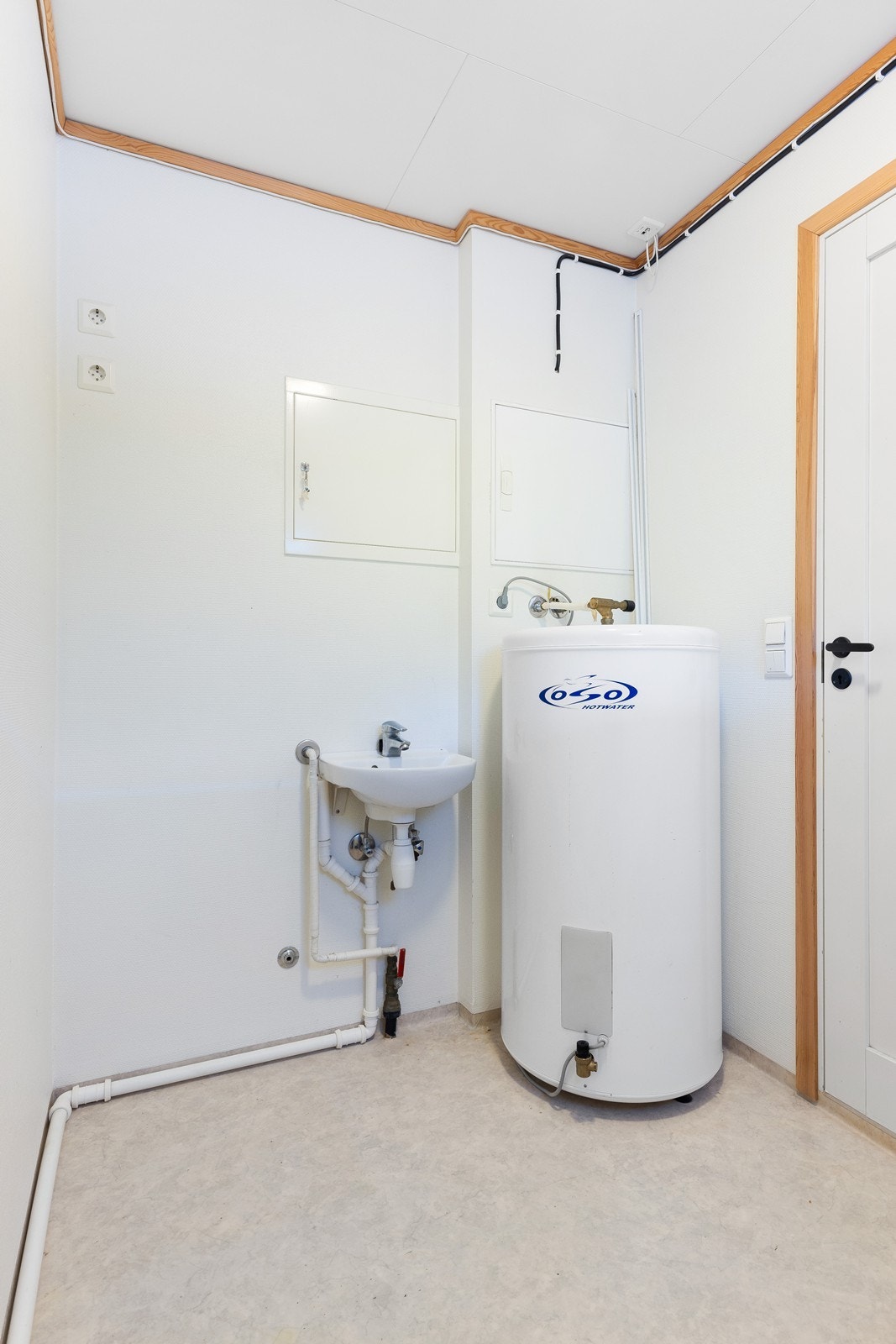 Vaskerommet har en god størrelse og har god plass til vaskemaskin og tørketrommel.. Her er også vask og romslig varmtvannsbereder. Galleribilde