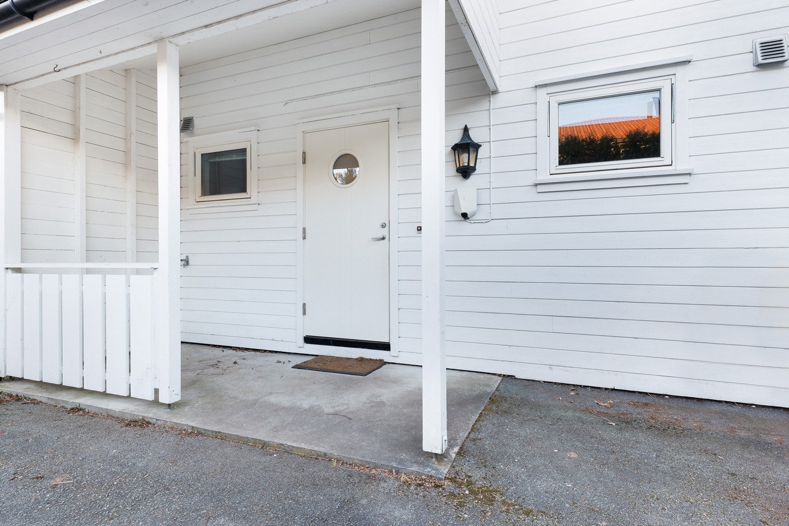 Koselig inngangsparti med eget overbygg og plass til utemøbler om ønskelig. Galleribilde