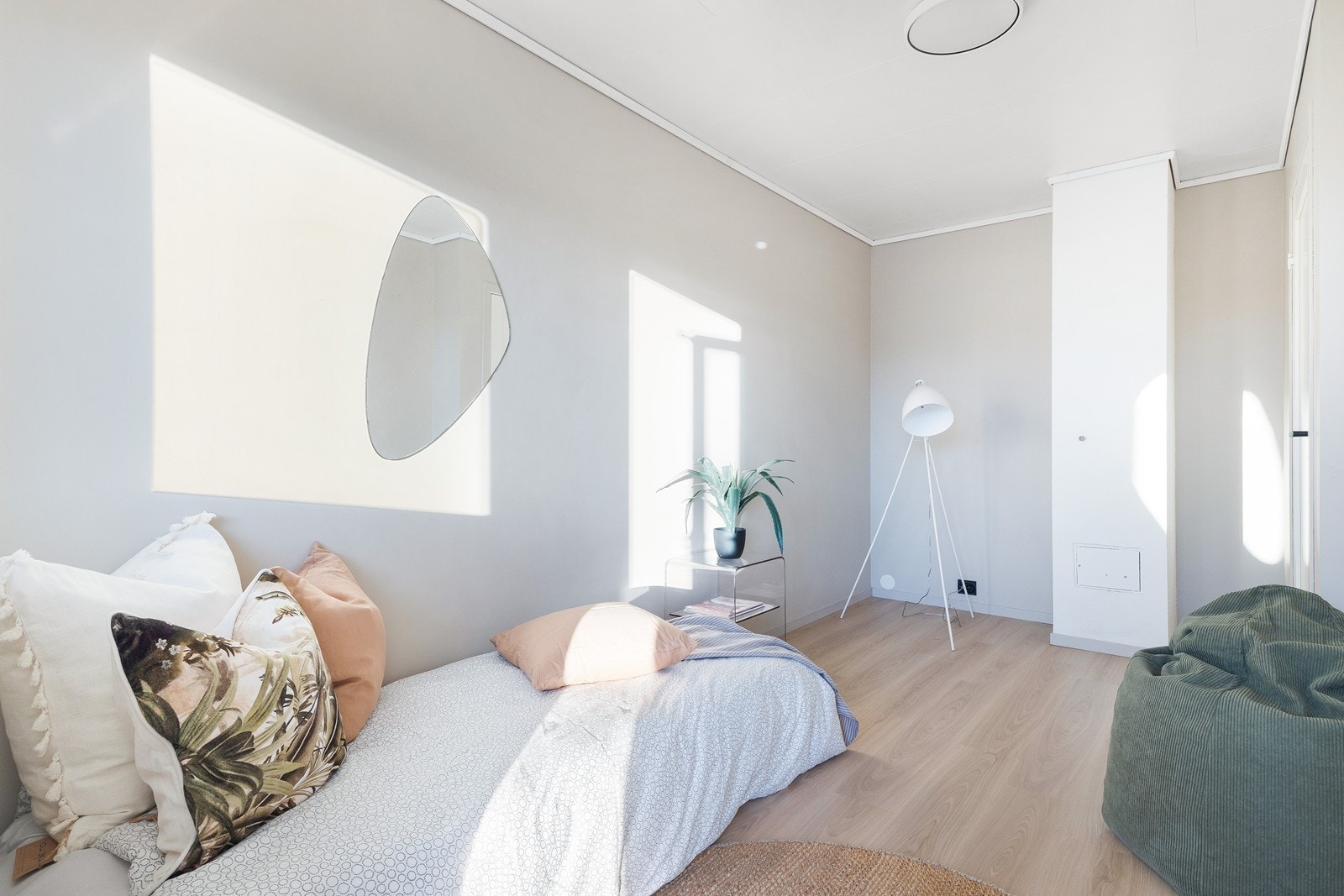 Soverommmet har god plass til seng og ulike møbler. Galleribilde