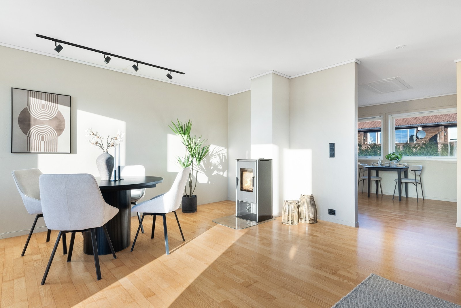 Vedovn gir stuen en ekstra varmekilde, plassert ved spiseområdet. Galleribilde