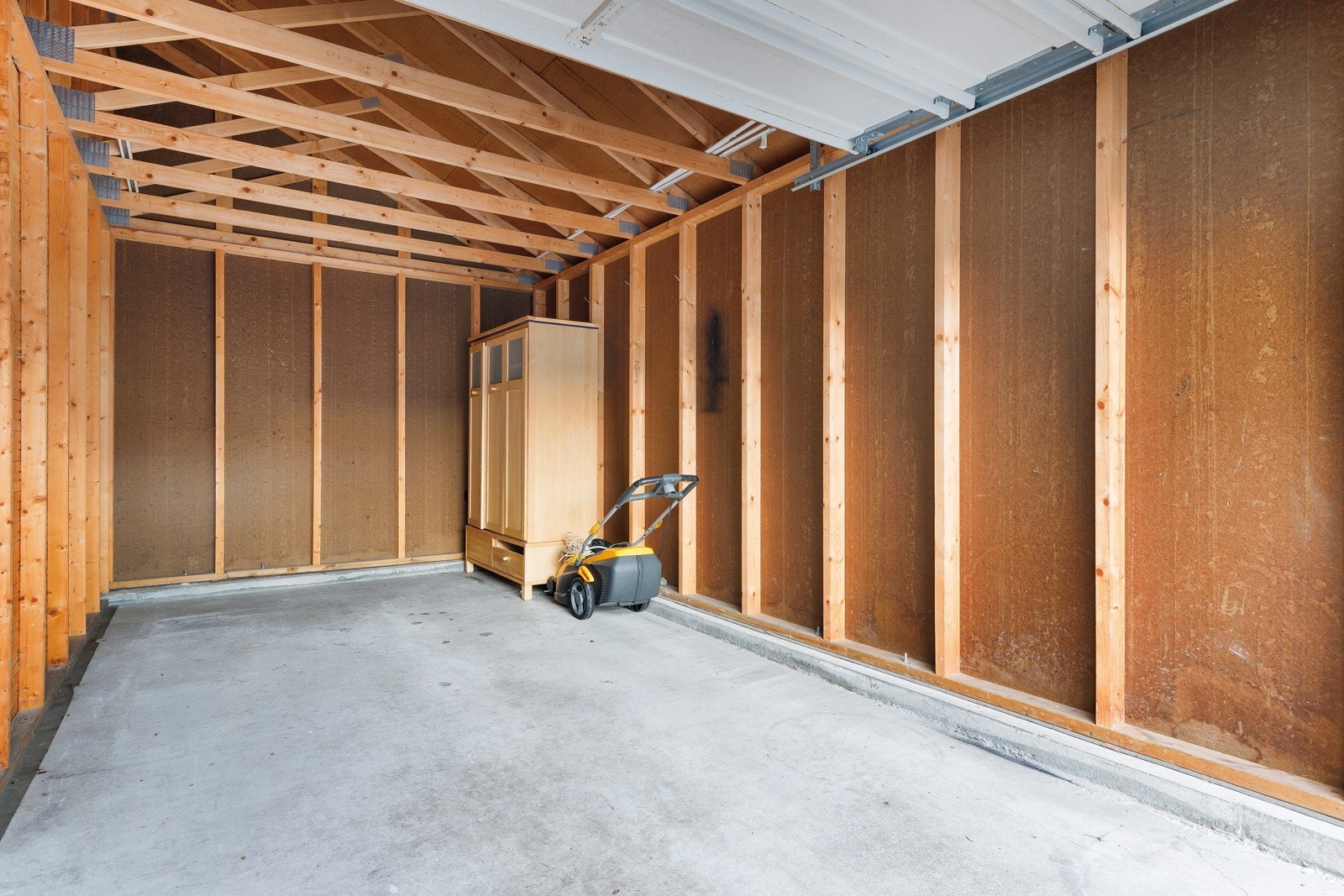Garasjen har uisolerte vegger og en takhøyde på 2,43 meter, med en støpt plate på mark som gir en solid grunnstruktur. Galleribilde