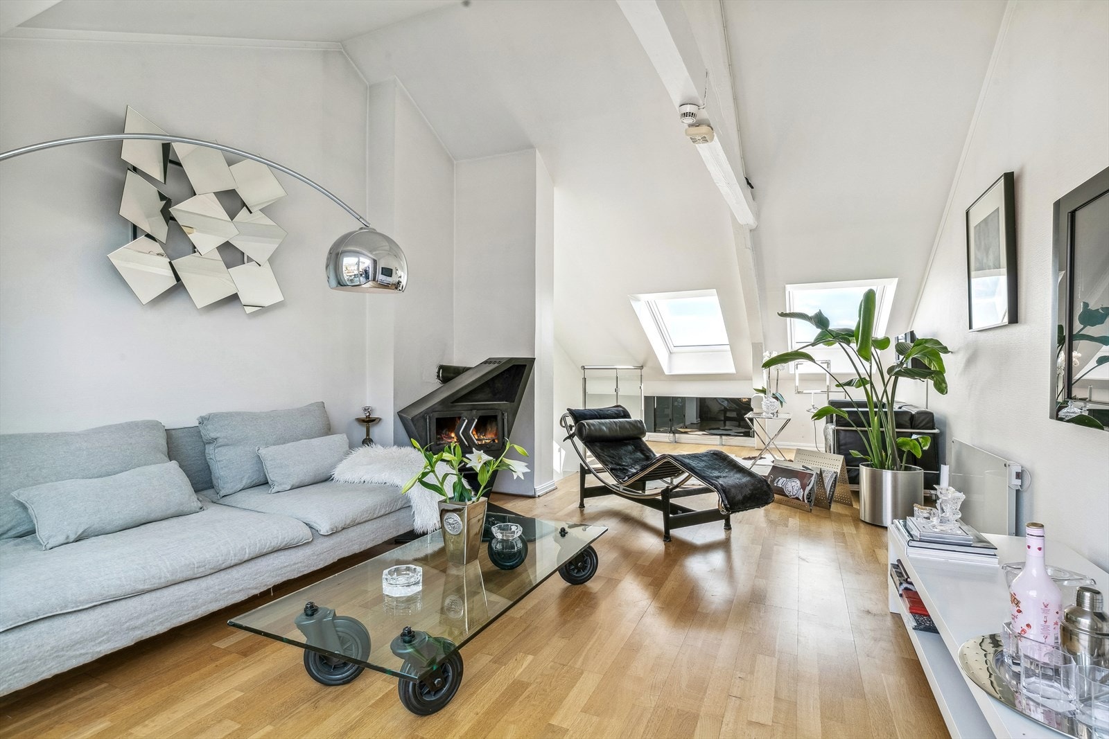 Vedovn i stuen gir innehygge og ekstra god oppvarming når det er kaldt ute Galleribilde