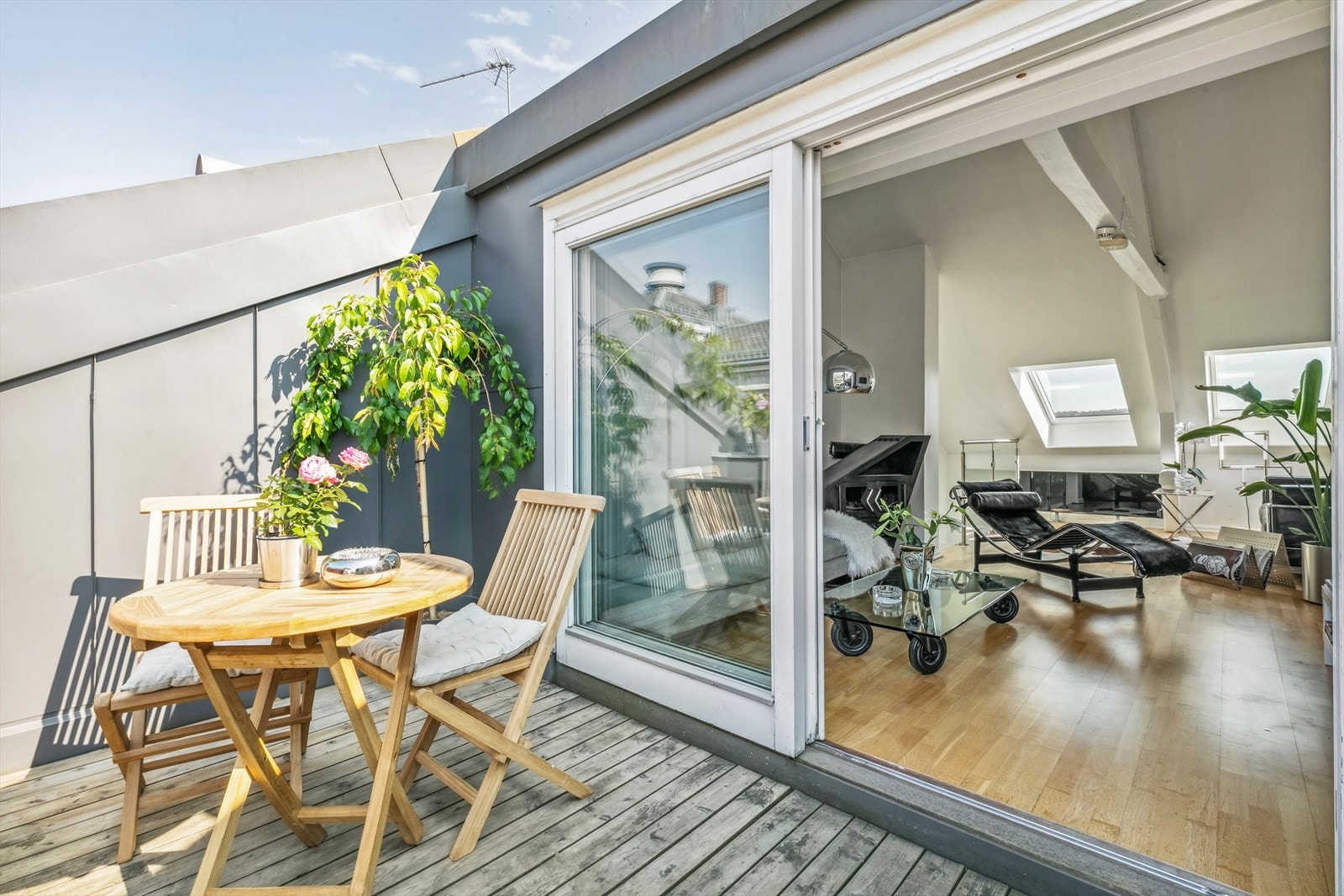 Med to fine uteplasser har denne leiligheten sol hele dagen Galleribilde