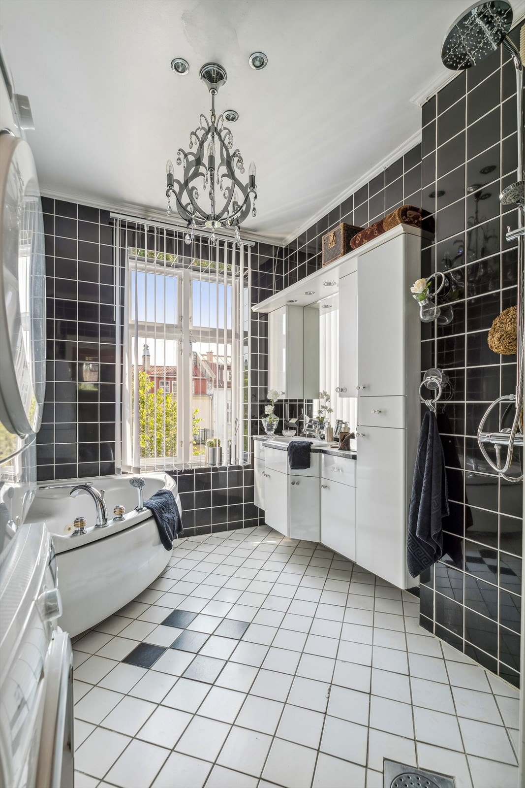 Romslig baderom med både boblebadekar og dusj Galleribilde