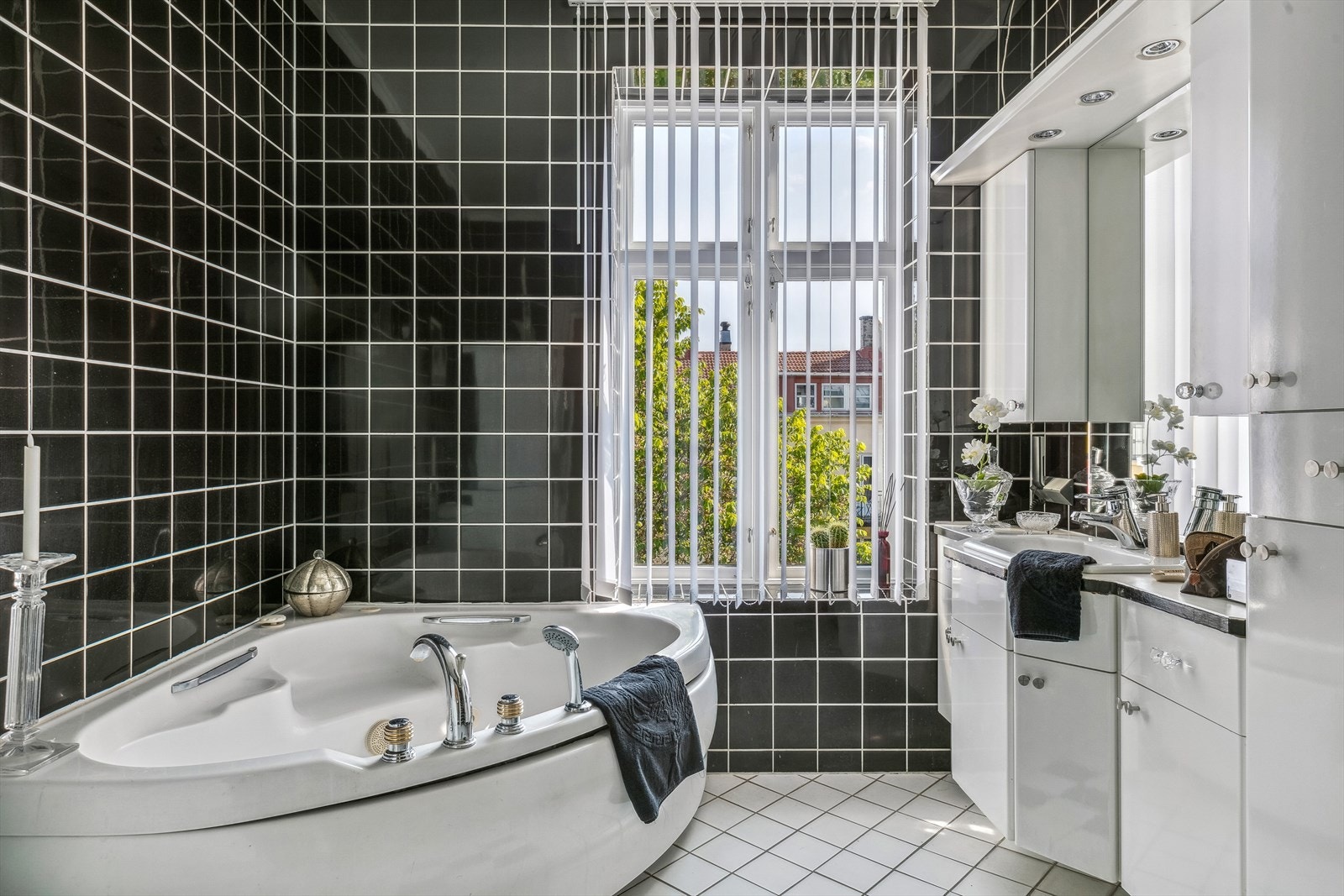 Baderommet oppleves romslig og har godt med oppbevaringsplass Galleribilde