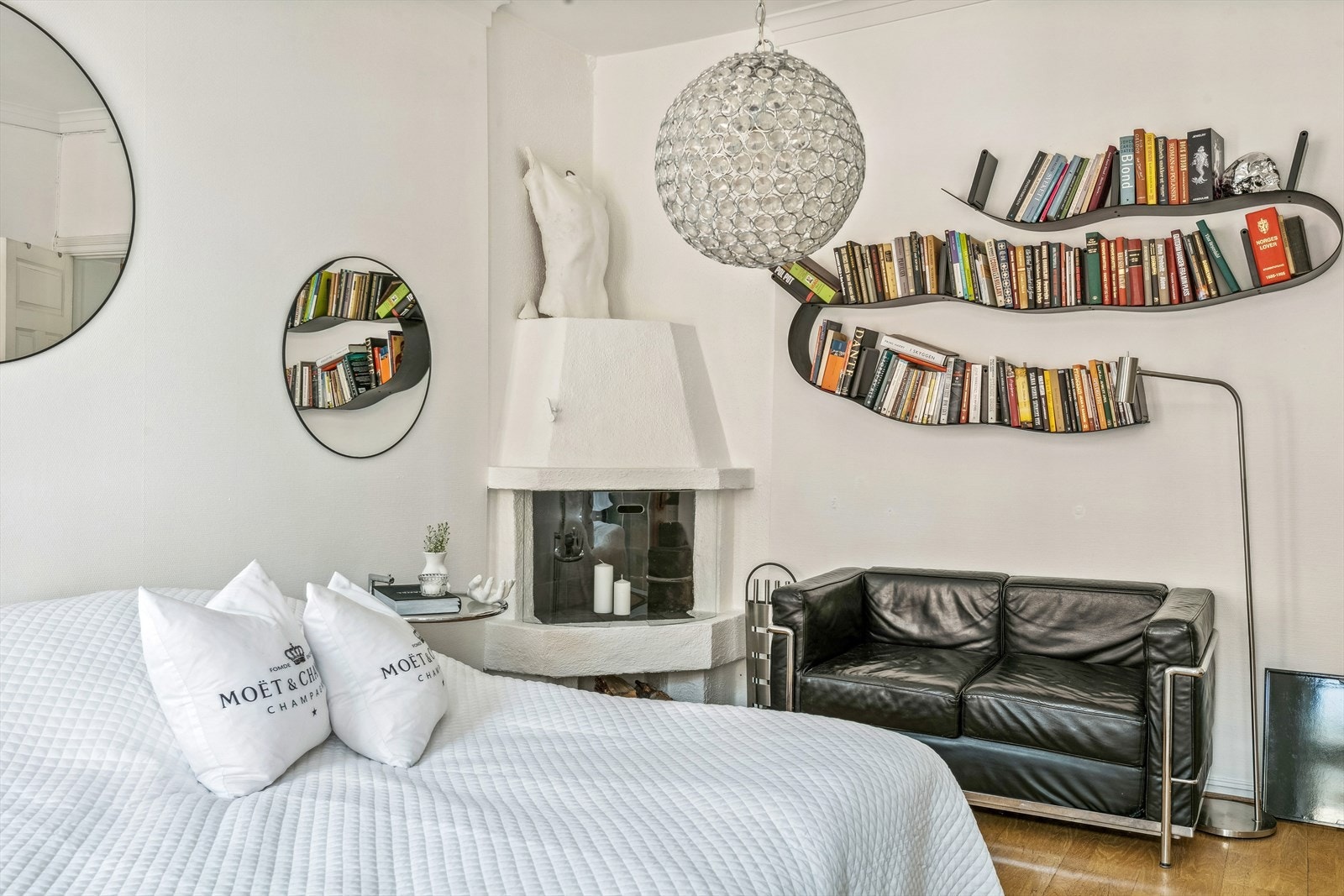 Den fine peisen på soverommet sørger for innehygge og oppvarming på kalde vinterdager Galleribilde