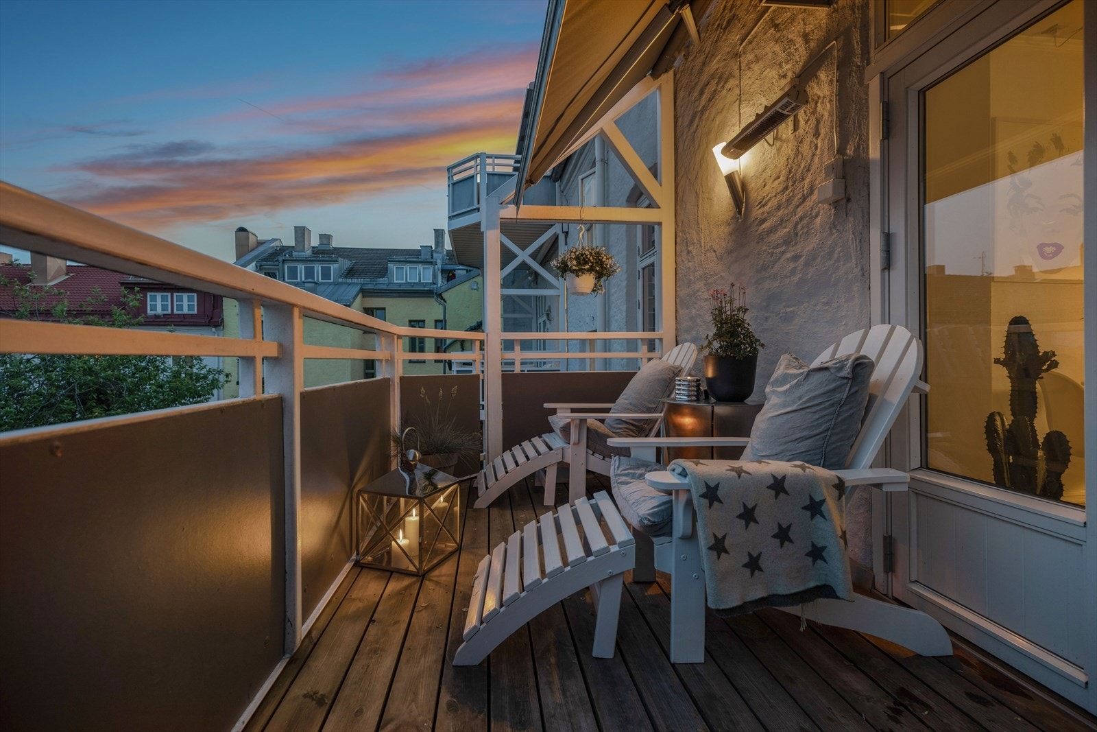 Balkong som vender mot hyggelig bakgård Galleribilde