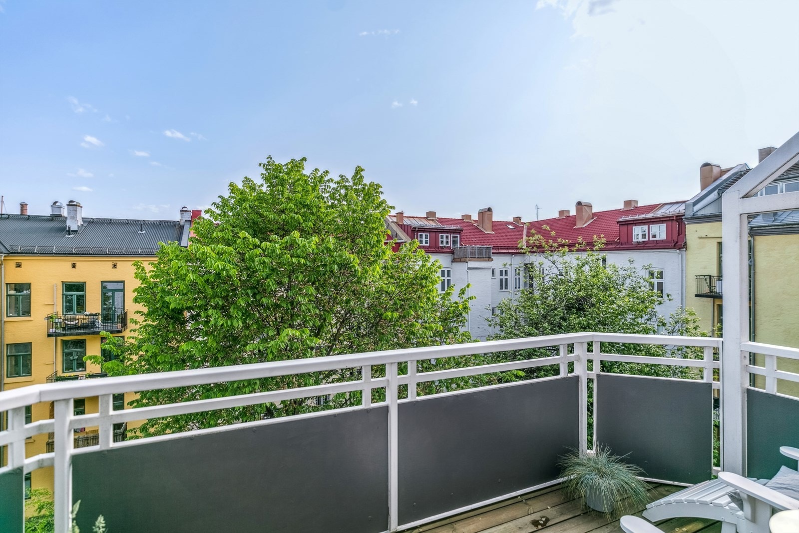Leiligheten har både balkong og terrasse. Dette er utsikten fra balkongen Galleribilde